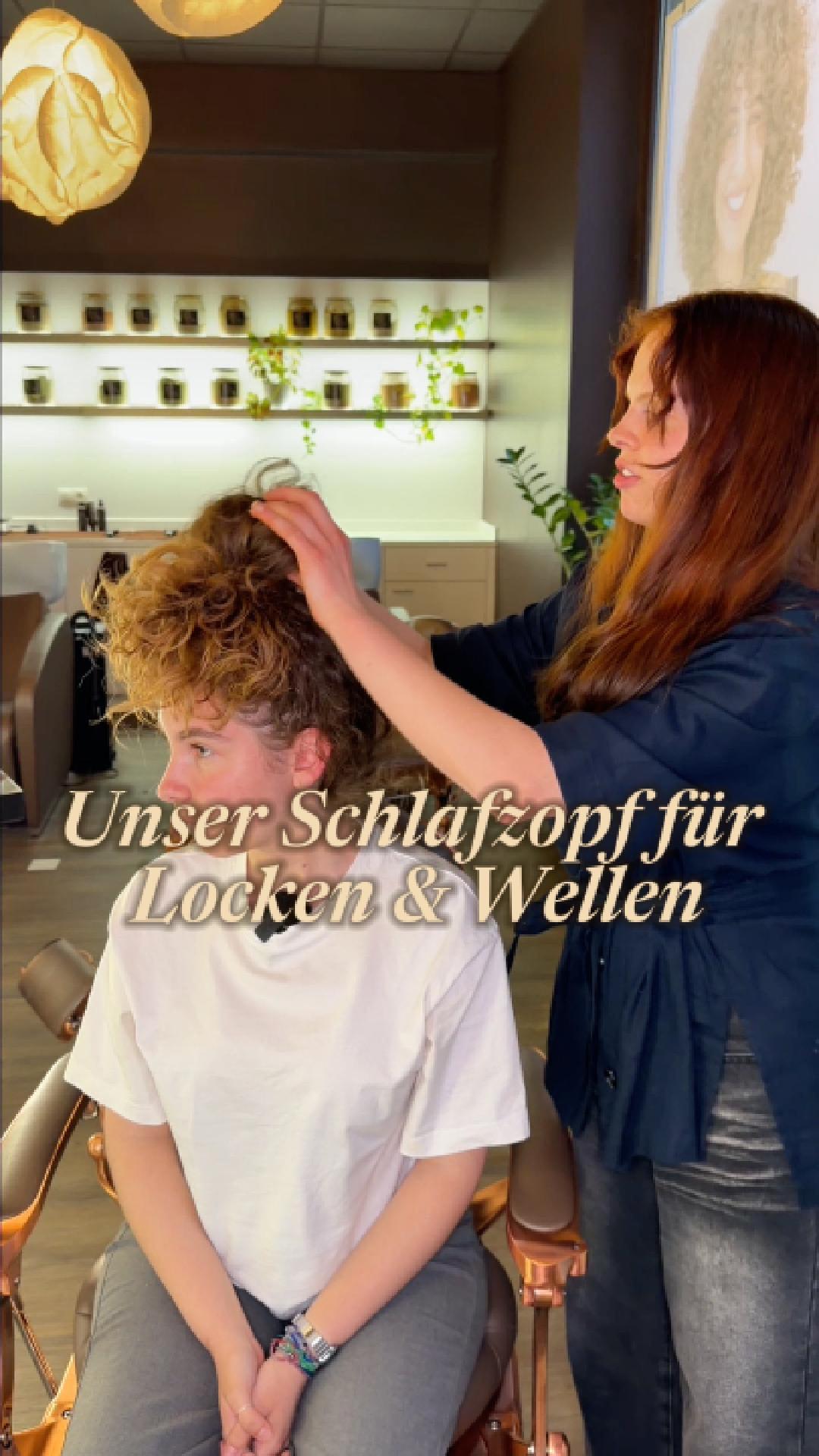 Schöne Haare beginnen schon über Nacht ✨
Unsere handgemachten Seidenhaarbänder wurden entwickelt, damit dein Haar sanft zusammengehalten wird:
🔸 weniger Spannung auf der Kopfhaut
🔸 keine unschönen Knicke im Haar
🔸 Locken und Wellen bleiben besser in Form
Sanft zu deinem Haar – angenehm zu tragen 💛
Europaweit erhältlich auf lockenelite.at ✨
#naturfriseur #lockenelite #lockenfriseur #locken #vegan #wien #haarpflege #hairstyling