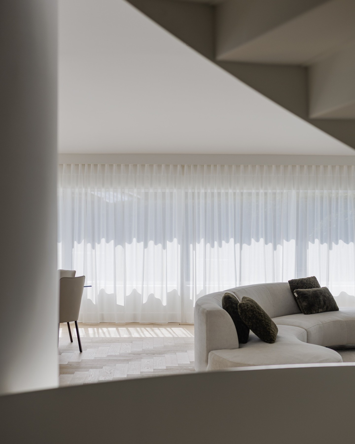 Sheer drapery wrapping the full wall turns daylight into something soft and even. Book your free evaluation and see what it does for your space.
#mtlblinds #customdrapery #sheercurtains #windowtreatments #interiordesign #minimalinteriors