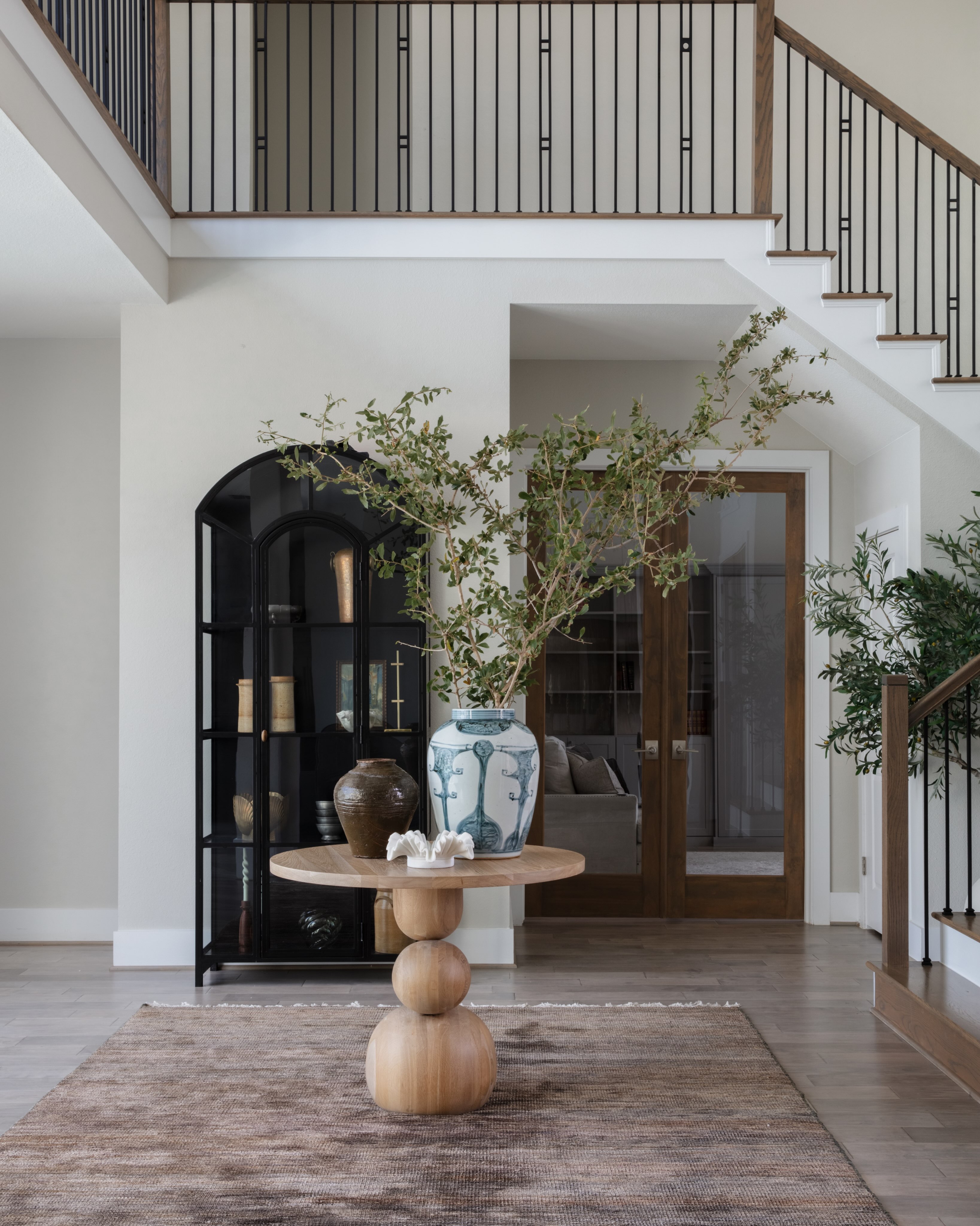 An entry way that draws you in and that leads you from one room into the next ✨