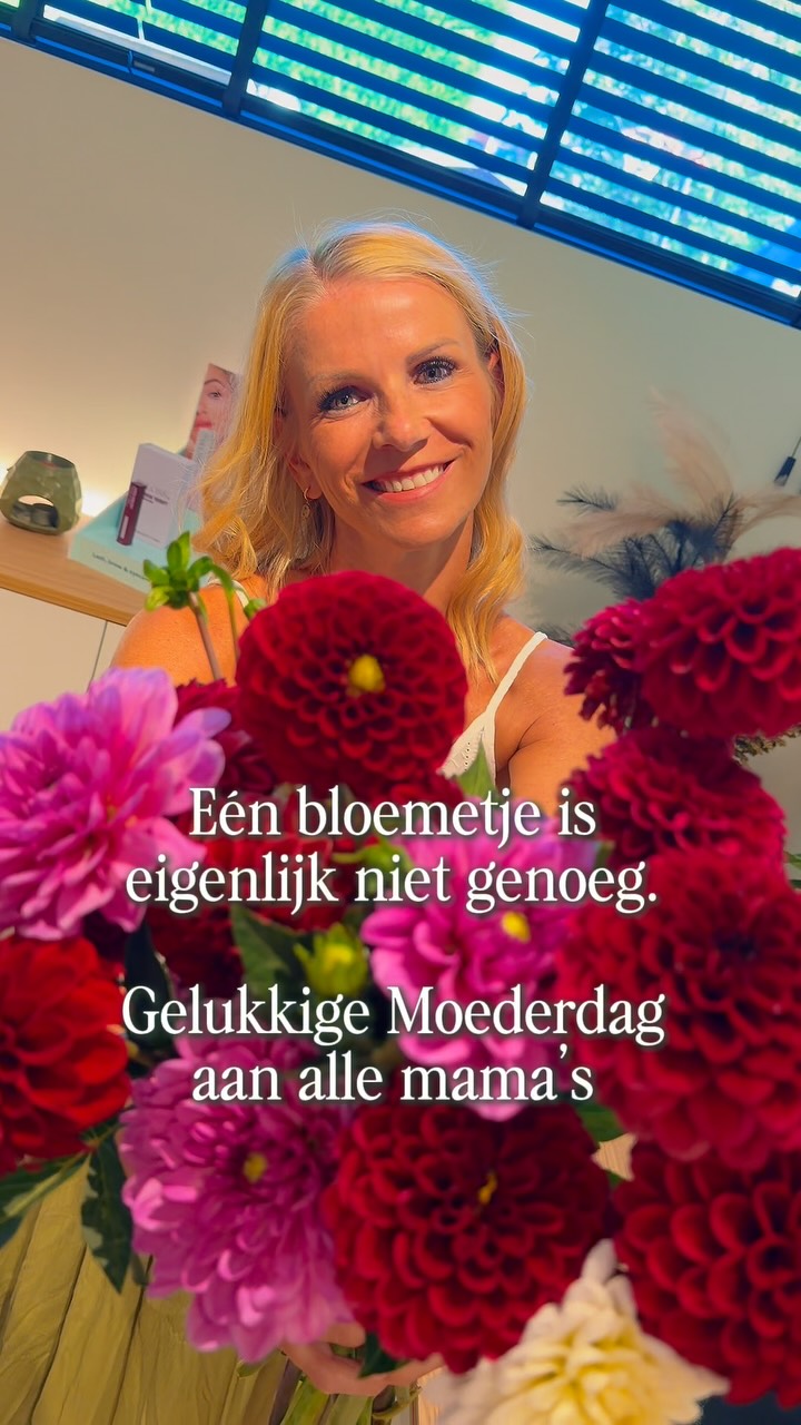 Vandaag zetten we alle mama’s in de bloemetjes. 💐🤍
De mama’s, plusmama’s, sterrenmama’s, wensmama’s, oma’s die ook een beetje mama zijn, hondenmama’s, kattenmama’s… en alle vrouwen die op hun eigen manier een moederrol vervullen. 🌸
Want Moederdag ziet er voor iedereen anders uit.
Voor jullie allemaal: een hele mooie Moederdag. 🤍