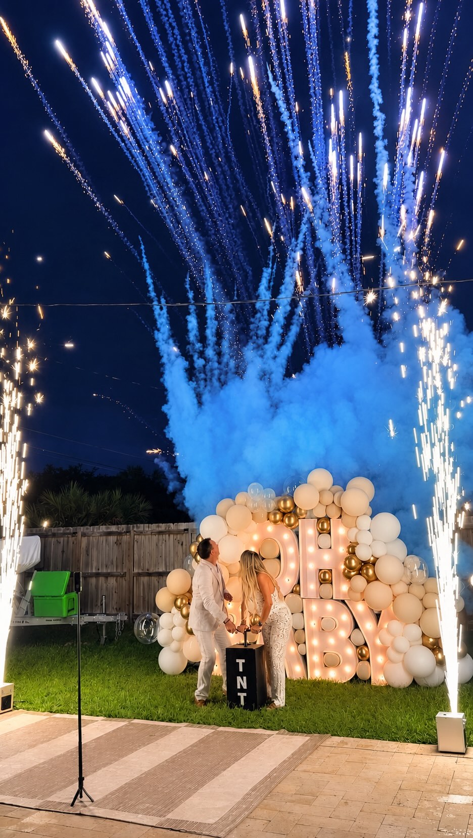 Miamiβs sky lit up BLUE for this unforgettable gender reveal! πβ¨π
.
.
#genderreveal #genderrevealmiami #genderrevealshow #miamigenderreveal #genderrevealphotography