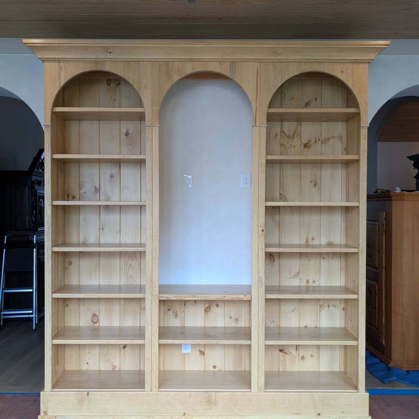 Installed this unit over the weekend. Used lots of Lamello clamex. There was some grey stained pine in this as we were matching some additional pieces in the room.
#lamello #titebondglue #fesstools #interiordesign #customfurniture
