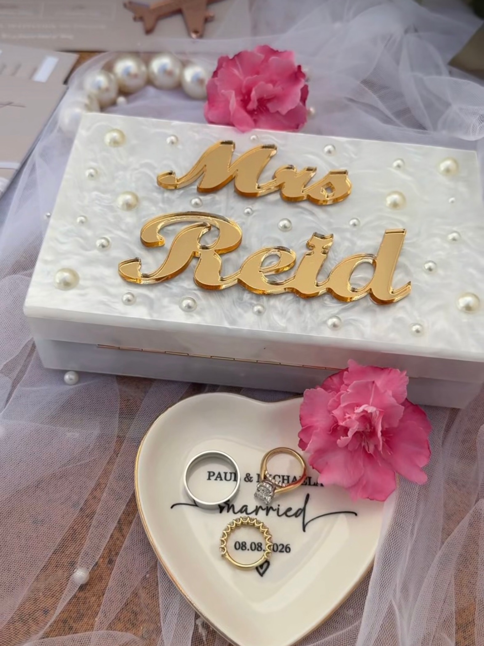 How beautiful is this shot from Michaela & Paul’s big day? 🥹🤍
So special seeing one of my personalised bags amongst all the little details from their wedding day and how gorgeous does it look alongside all their sentimental bits? ✨💍