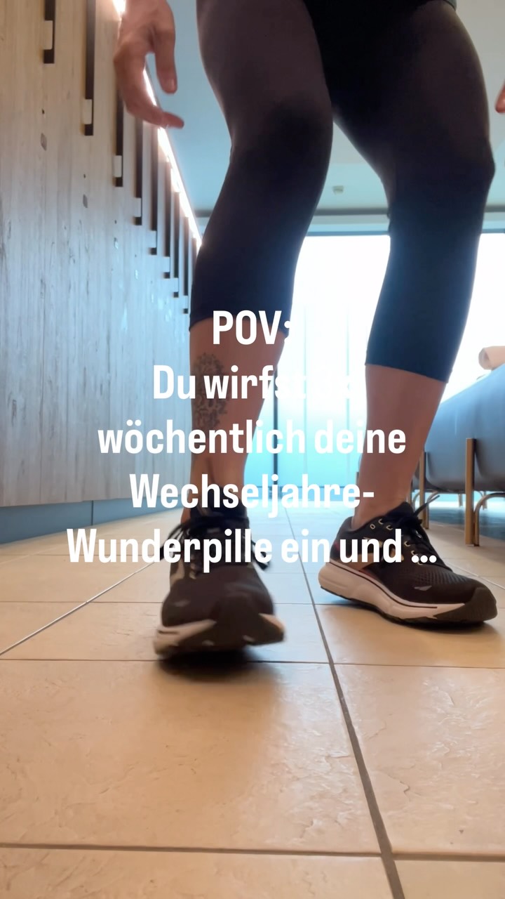 Ich empfinde es tatsächlich so: Krafttraining ist meine Wunder-Pille in den Wechseljahren.
Seit ich regelmäßig trainiere, geht es mir einfach viel besser.
Und ich habe vor allen Dingen endlich verstanden, was es bedeutet, mit seinem Körper zu arbeiten, statt ihn zu bekämpfen.
Ich bin unglaublich beeindruckt von meinem Körper, und ich bin im unfassbar dankbar, dass er das alles so tüchtig mitmacht. Denn ich habe ihn in den vielen Jahren davor ganz schön gequält.
Unzählige Diäten, ich weiß nicht, wie viele Danielas ich in meinem Leben ab und zugenommen habe 🫣
Nach rund einem Jahr Krafttraining, und ich habe sehr moderat begonnen, habe ich über ein Kilo Muskelmasse aufgebaut.
Ich habe viel Fett verloren und ich bin vor allen Dingen im ViszeralFetta-Bereich in einem grünen 🙌
Ich habe mit 50 Jahren begonnen, die Weichen zu Stellen für ein gesundes und fittes Leben.
Damit ich dann „im Alter“ komplett selbstständig bin, nach wie vor ins Fitnessstudio gehe, vielleicht mit meinen Enkelkindern herumtollen kann, ich mir meine Einkäufe selber trage, ich mir meine Reisekoffer alleine tragen kann und und und.
Habe ich wirklich jedes Mal Lust auf Krafttraining? Nein.
Fühlt es sich danach immer besser an? Absolut!
👉 Mich interessiert: Wirfst du die Pille auch schon ein? Warum (nicht)?
#glücklichewechseljahre #wowstattwäh #glitzernstattschwitzen