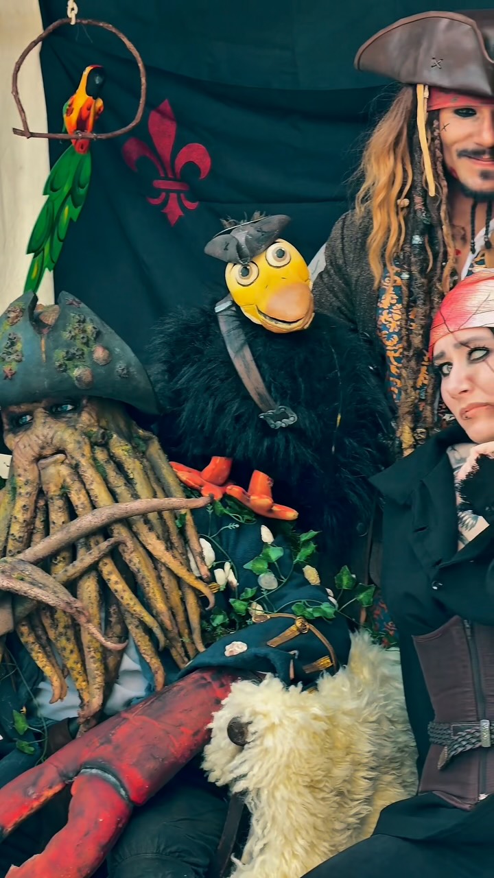🏴☠️ Entramos no clima pirata da Taverna dos Dados Flamejantes
⚓ Piratas, RPG, cosplay, duelos, caça ao tesouro e muita gente vivendo a fantasia de verdade.
O Estação Cult acompanhou a 6ª Taverna dos Dados Flamejantes – Edição Pirata, realizada pela @grifodefogo , e registrou um pouco da atmosfera que tomou conta do evento em Curitiba.
Entre caracterizações caprichadas, cenários temáticos, mesas de RPG, atividades interativas e encontros entre fãs da cultura geek e medieval, a edição mostrou mais uma vez como esses eventos conseguem transformar um simples fim de semana em uma experiência coletiva cheia de criatividade.
E o mais legal foi justamente isso: ver gente de todas as idades entrando na brincadeira, montando seus personagens, encontrando amigos e aproveitando cada detalhe daquele universo. 🏴☠️🎲
🎥 No reel, você confere um pouco de como foi essa aventura pelos sete mares — versão Curitiba.
💬 Se você estivesse nessa tripulação, seria capitão, navegador, caçador de tesouros ou pirata renegado?
Siga @estacao.cult para acompanhar nossas coberturas, bastidores e experiências nos principais eventos culturais de Curitiba e região.
#tavernadosdadosflamejantes #culturageek #rpg #curitiba #estacaocult