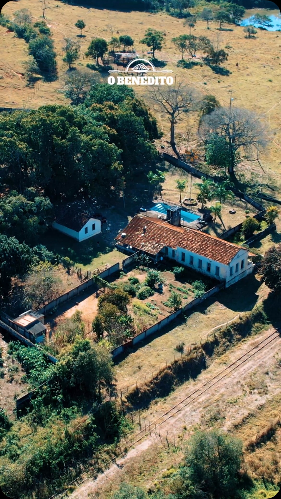 Uma vez por ano, durante o período de seca, fazemos a colheita e a moagem da cana-de-açúcar. É nessa época que a cana concentra mais sabor e fica mais macia, proporcionando uma moagem mais eficiente e um melaço cheio de identidade.
Esse melaço é utilizado em alguns dos preparos da nossa cozinha, levando para cada receita um ingrediente produzido por nós, com tempo, cuidado e respeito pelo ciclo da terra.
Para nós, produzir nossos próprios insumos é também uma forma de ter mais controle sobre a procedência, a qualidade e, principalmente, sobre o sabor.
Porque cada detalhe importa — e esse cuidado se traduz na experiência que entregamos aos nossos clientes.