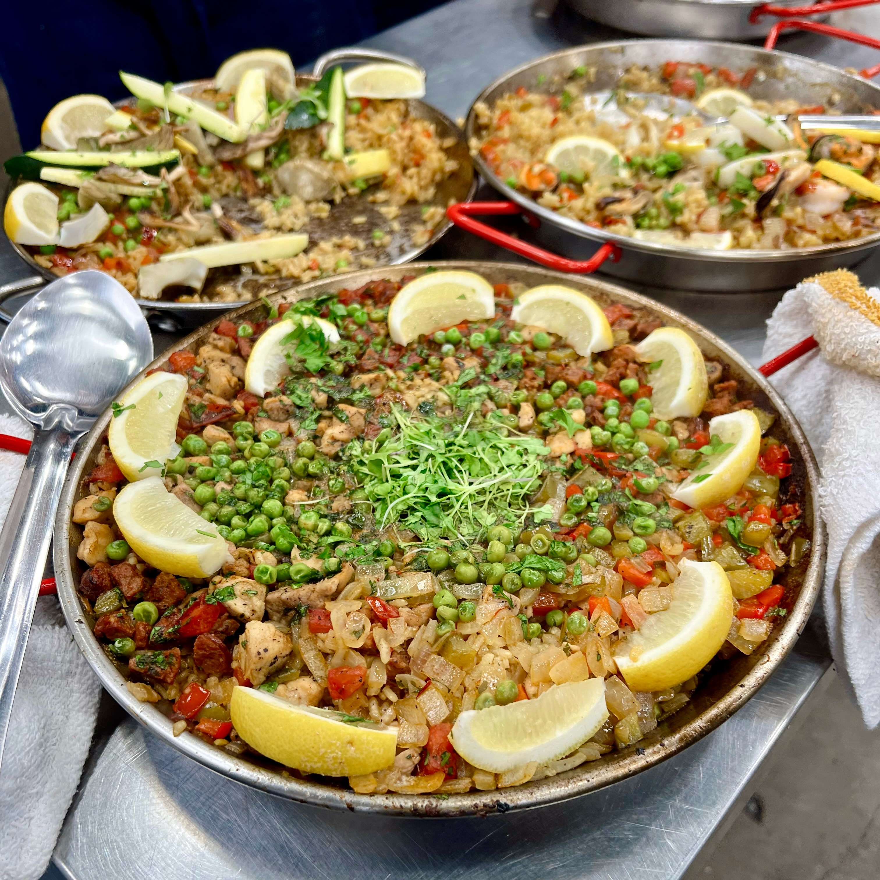 🥘 SEASONAL PAELLA - Friday, August 14 at 6:30 PM 🇪🇸✨
Learn how to make this Spanish classic from scratch in our hands-on Seasonal Paella Cooking Class! Build bold flavors, master the perfect rice, and enjoy a seriously delicious meal along the way. 🍋🥂
Grab your spot and come cook with us!
#losangelescookingschool #paella #cookingclass #lacooking #spanishcuisine