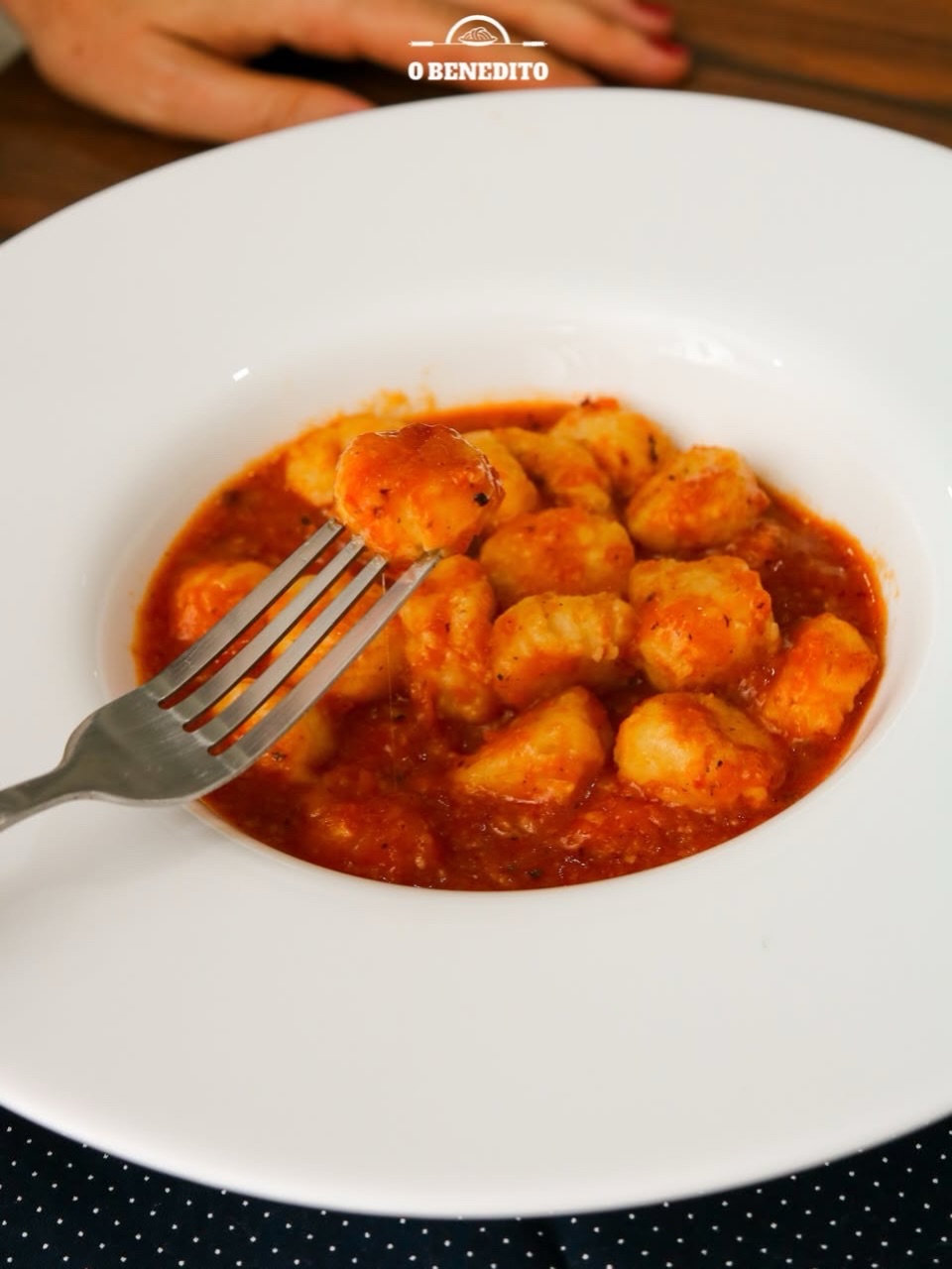 Aqui no Benedito, você encontra uma variedade de massas congeladas e secas, molhos, tudo preparado com o mesmo cuidado e sabor que já fazem parte da nossa cozinha.
Fazemos o nhoque com massa fresca tradicional, e está disponível em porções de 500g.
E a sugestão de hoje é: nhoque com molho pomodoro.
Simples, aromático e delicioso. Do jeito que a gente gosta!
Faça seu pedido ou venha nos visitar. Será um prazer receber você!