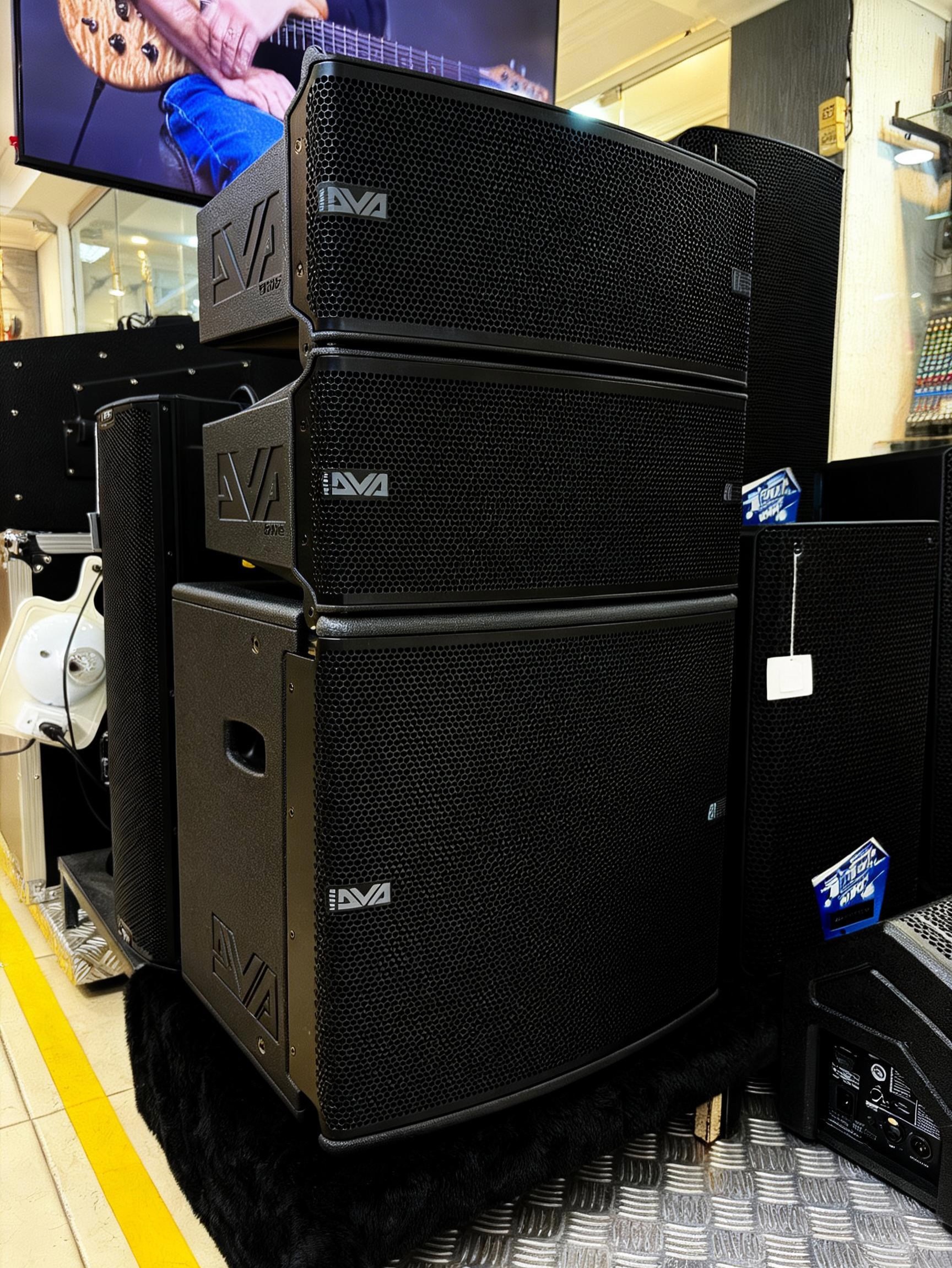 dBTechnologies DVA MINI + DVA MS12 | Sistema compacto, modular e profissional
Quando o projeto exige qualidade sonora, cobertura uniforme e praticidade, a combinação DVA M2M + M2S com o subwoofer DVA MS12 entrega uma solução extremamente versátil.
O DVA M2M + M2S utiliza o conceito Master + Slave, com amplificação Digipro® G3 Classe D de 400 W RMS, DSP de 56 bits, transdutores de neodímio e cobertura de 90°, entregando até 126 dB SPL por unidade. Seu sistema modular permite utilização em ground stack ou suspenso em line array.
Para completar o sistema, o DVA MS12 acrescenta graves com impacto e definição através de um woofer de 12”, amplificador de 700 W RMS e até 131 dB SPL. Ele foi desenvolvido especificamente para integração com o DVA MINI e também pode trabalhar suspenso ou apoiado no solo.
🎯 Uma combinação excelente para igrejas, auditórios, eventos corporativos, música ao vivo, teatros e sistemas de PA compactos, especialmente onde baixo peso, estética discreta e desempenho profissional fazem diferença.
📍 Disponível na Carioca Instrumentos Musicais.
Consulte nossa equipe e monte a configuração ideal para o seu projeto.
#dBTechnologies #DVAMini #DVAMS12 #LineArray #AudioProfissional
SomProfissional - CariocaInstrumentosMusicais