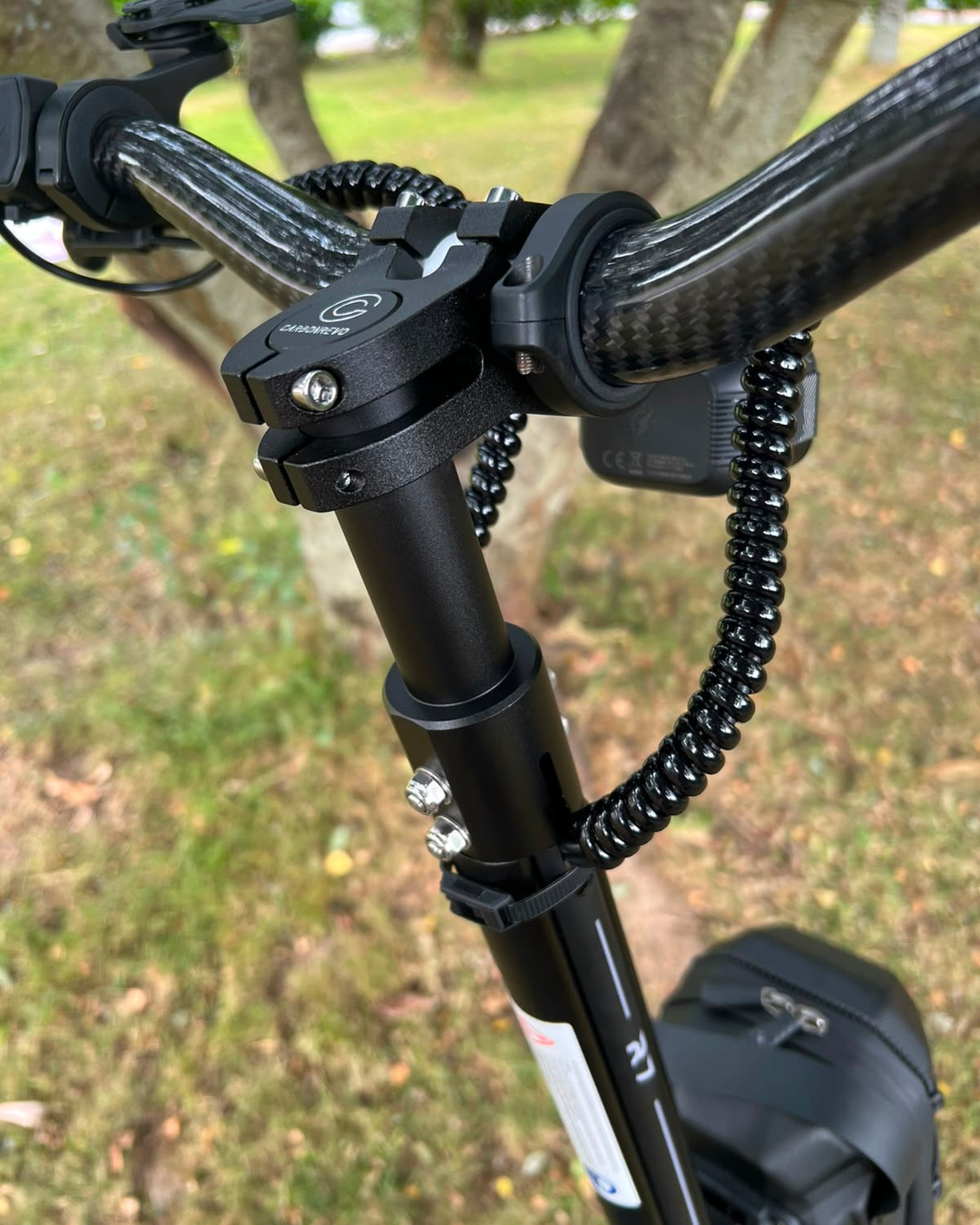 Rovoron R7, built in carbon.
This build:
• CarbonRevo Stem Adaptor V3
• 31.8mm Stem
• CarbonRevo Carbon Fibre Handlebar
Lighter at the bars, stiffer under load, and it takes the buzz out of a long ride.
Rovoron runs on Dualtron DNA, so the range drops straight on. Fits your Rovoron R7:
• Stem Adaptor V1A / V3
• 31.8mm Stem
• CarbonRevo Carbon Fibre Handlebar
• Stem Extension (+40mm / +80mm)
• Kiddy Bar (round steering column)
• Universal accessories (lights, grips, huggers)
Set it up the way you ride. Shop the range at carbonrevo.com
#CarbonRevo #RovoronR7 #Rovoron #Dualtron #CarbonFibre #EscooterUpgrade #PMD #EscooterMods #RideCarbon