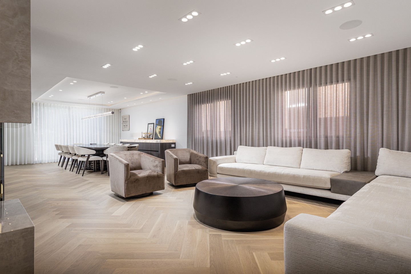 Deux tissus, une aire ouverte — rideaux gris côté salon, voilage blanc côté salle à manger. Consultation gratuite pour vous aider à choisir 🪄
#mtlblinds #rideauxsurmesure #habillagefenetremtl #airesouverte #decormontreal #designinterieurmtl