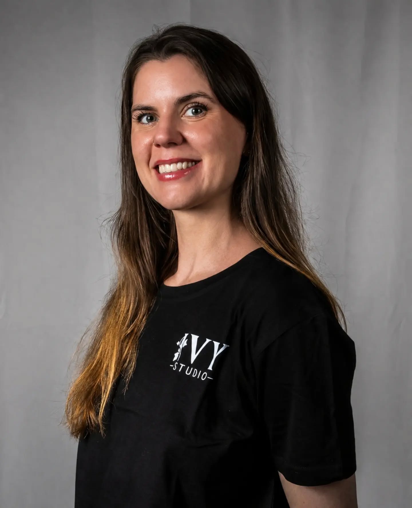 Instruktörspresentation @jejotheskydancer
Lär känna mig
• Namn: Jeanette aka Jejo
• Instruktör: Pole, aerial, dans
• Hur länge har du tränat Pole/aerial? Sen 2015
• Vad betyder IVY för dig? IVY har varit en kreativ playground för mig där jag kunnat uppfylla mina drömmar och se andra utvecklas i det och med det.
Lite om mig
• Favoritgodis? Nappar/choklad 🍫
• Favoritfärg? Grön like Ivy 😉
• Vad gör du när du inte tränar? Skriver noveller, skapar shower, syr pole kläder, dricker bubbel 🍾 på min båt och skapar minnen med min man och mina vänner.
3 snabba
• Static eller spin? Spinny
• Flexibilitet eller styrka? Älskar att kombinera dessa för att få en hållbar kropp. 💪
• Tricks eller flow? Flow
Avslutning
• Favorittrick: Jade split
• Drömtrick: Full moon
• Vad skulle du säga till någon som funderar på att börja med pole/aerial eller annan dansform på IVY? Pole dance öppnade dörren för en helt ny värld av möjligheter för mig jag trodde att jag aldrig skulle lära mig dansa, skapa eller känna mig mentalt eller psykisk stark. Men jag vågade prova, och det är det bästa som hänt! Det finns inget att förlora att börja dansa på IVY 💛