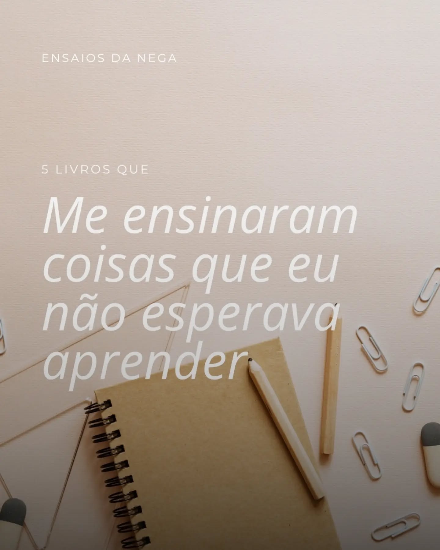 Porque aprender também pode ser uma consequência de uma boa história. 📚
Alguns livros fazem isso silenciosamente. Não chegam para ensinar, mas deixam alguma coisa com a gente depois da última página.
Escolhi cinco leituras minhas que fizeram exatamente isso: me apresentaram outras perspectivas, provocaram perguntas e ampliaram um pouquinho o meu jeito de enxergar o mundo.
E talvez essa seja uma das coisas mais bonitas da literatura: a gente pode terminar uma história com muito mais perguntas do que respostas e ainda assim sair dela sabendo alguma coisa que antes não sabia.
Agora quero saber de você: qual livro te ensinou alguma coisa sem que você esperasse aprender? 💛
Pode ser sobre o mundo, sobre outra pessoa ou até sobre você mesma.