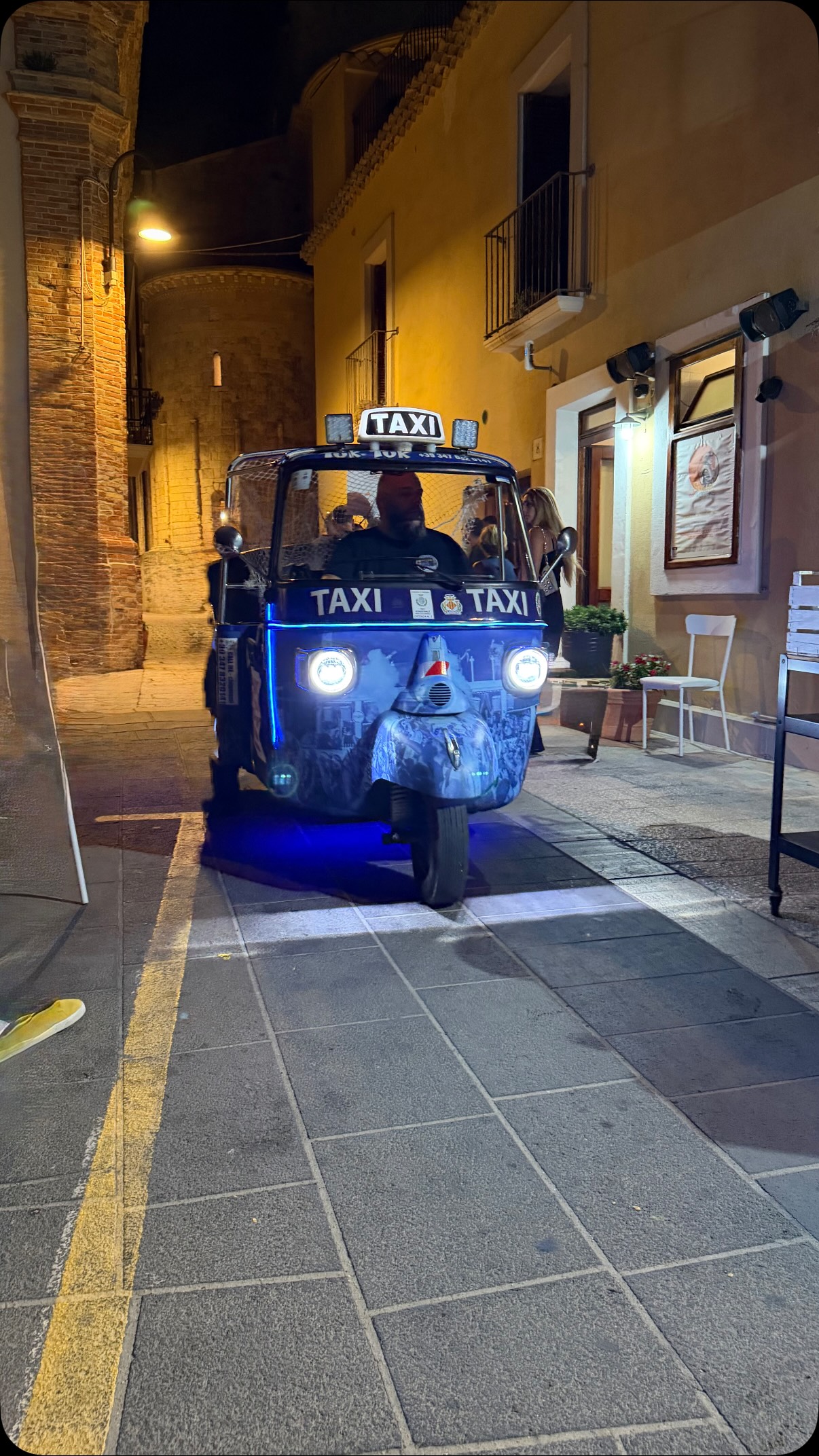 You call an Uber after dinner in your Italian hometown… and you get home in an Ape Taxi 😂🇮🇹🛺
📍 Termoli, Molise
🛺 @tuktuktermoli
#italianlife #italianculture #italy #molise #hiddenitaly