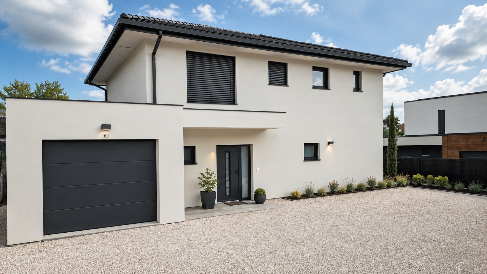 Quand un projet sur papier devient votre nouvelle adresse… 🔑✨
Nous vous présentons une réalisation achevée selon notre projet Barbara 2 !
Qu’est-ce qui rend cette maison si attrayante ?
🔹 Une forme épurée : Une architecture simple lui confère un caractère moderne et harmonieux.
🔹 Des proportions idéales : Elles assurent un équilibre entre un intérieur spacieux et le volume extérieur de la maison.
🔹 Chaque détail compte : La cohérence de la façade et des finitions crée un ensemble harmonieux, fidèle au concept adopté.
Le résultat ? Une maison fonctionnelle, élégante et soignée dans les moindres détails.
Vous envisagez une construction ou une rénovation ? Contactez-nous !
📩 contact@kubus-house.com
📞 +33 4 50 20 28 64
maison en bois | construction de maison | Pays de Gex | Kubus House | Haute-Savoie