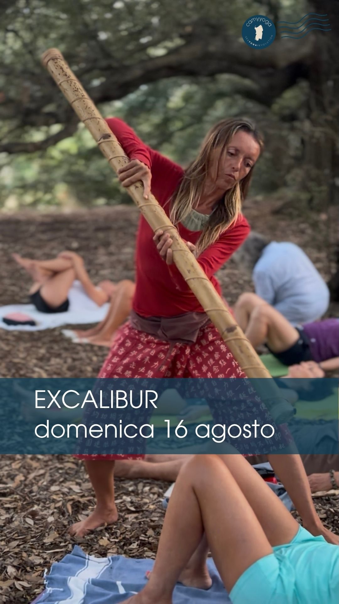 Siamo talmente proiettati al di fuori di noi, a rincorrere obiettivi che forse non sono neanche i nostri, a riempire i buchi in agenda per sentirci molto impegnati, molto “qualcuno”, molto veloci anche in vacanza…. da non riconoscere la presenza che ci accompagna da tutta la vita, dal primo all’ultimo RESPIRO.
EXCALIBUR- La Forza del Respiro è una pratica, un metodo, una ricerca, un cammino che conduce attraverso il suono verso le correnti di energia che ci attraversano. Così, come Semola, aprendosi alla conoscenza con un cuore puro, ha saputo estrarre la mitica Spada nella Roccia, allo stesso modo chi percorre con curiosità e dedizione il cammino del Pranayama saprà estrarre il respiro dal fodero del diaframma, scoprendo il potere della propria energia, la forza vitale, la chiarezza. Il segreto della vita.
Ti aspettiamo domenica 16 agosto alle 19:00 per avventurarci nei luoghi segreti del respiro.
Pranayama, voce, suono come unica vibrazione.
Secret escape in un santuario naturale che riveleremo ai partecipanti.
Per registrarti rispondi nei commenti o in DM.
#seayogarevolution #yoga #pranayama #sound #spiritualjourney