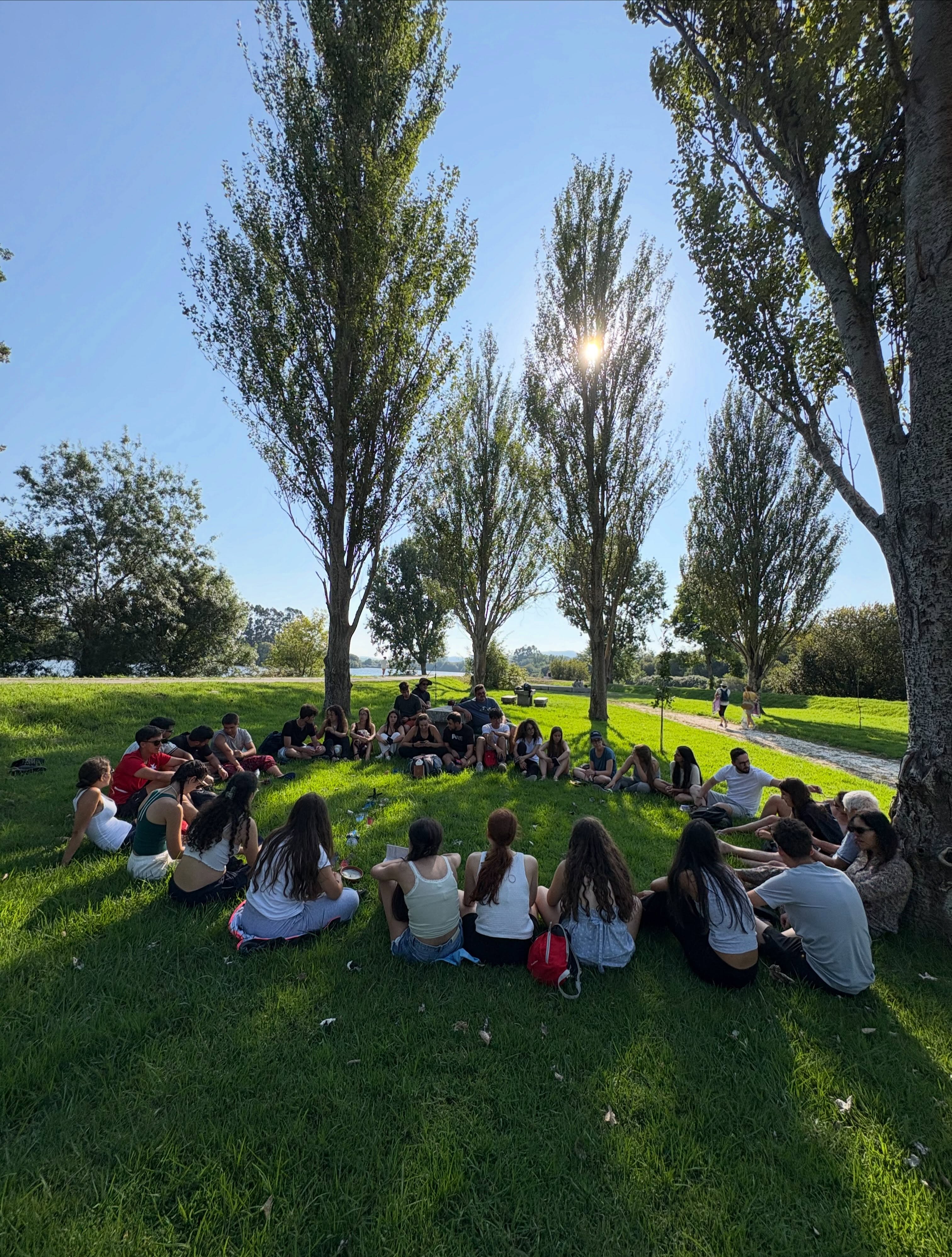Dia 4: “Tu não foste feito para carregar o mundo às costas”
Etapa 4: Caldas de Reis - Padrón (18km)
Hoje, depois de concluirmos a penúltima etapa, refletimos sobre os pesos que carregamos e amanhã chegaremos à Catedral de Santiago com o peso de outra pessoa, para nos relembrarmos que não estamos sozinhos, nem neste caminho nem ao longo da nossa vida ❤️💙