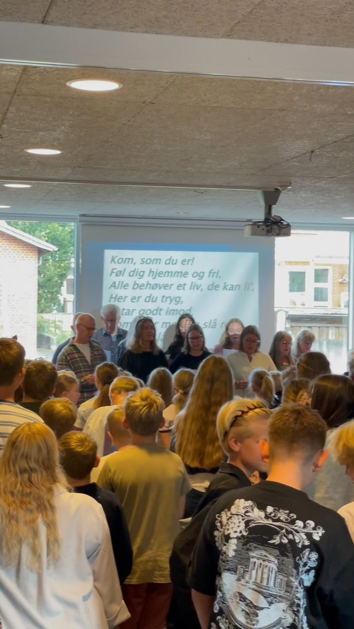 VI HOLDER AF HVERDAGEN lis’som Dan Turell 🎶 Allermest fordi det betyder, at vi nu har jer alle tilbage på skolen 🥰❤️
I går sagde vi nemlig ‘velkommen’ til både de ‘gamle’ elever, der er rykket en klasse op og til de nye elever, der lige er startet i 0. klasse i Det Grønne Hus i går ☺️ Vi glæder os sådan til at være sammen med jer alle sammen skoleåret 26/27 🫶
Vi har også sagt ‘goddag og velkommen’ på lærerværelset - til alle de kendte hoveder og til et par nye ansigter, som vi glæder os meget til at lære rigtig godt at kende 😍
Da vi mødte ind i går, sang vi sammen, som det er tradition i hverdagene på vores skole 🎶
Lærerne sang også for alle eleverne og bød dem velkommen tilbage med bl.a. Anette Prehns ‘Kom som du er’, der handler om det inkluderende fællesskab, hvor der er plads til at være den, man er. Hvor man kan være tryg og føle sig velkommen og set som menneske.
Og hvad er mere passende til den første dag (tilbage) i vores dejlige fællesskab?! ❤️
Velkommen tilbage i hverdagen. Det bliver godt - også i år!
@anette_prehn #FørsteSkoledag #Fællesskab #herningfriskole #etgodtstedatlæreværeogvokse #friskoleliv