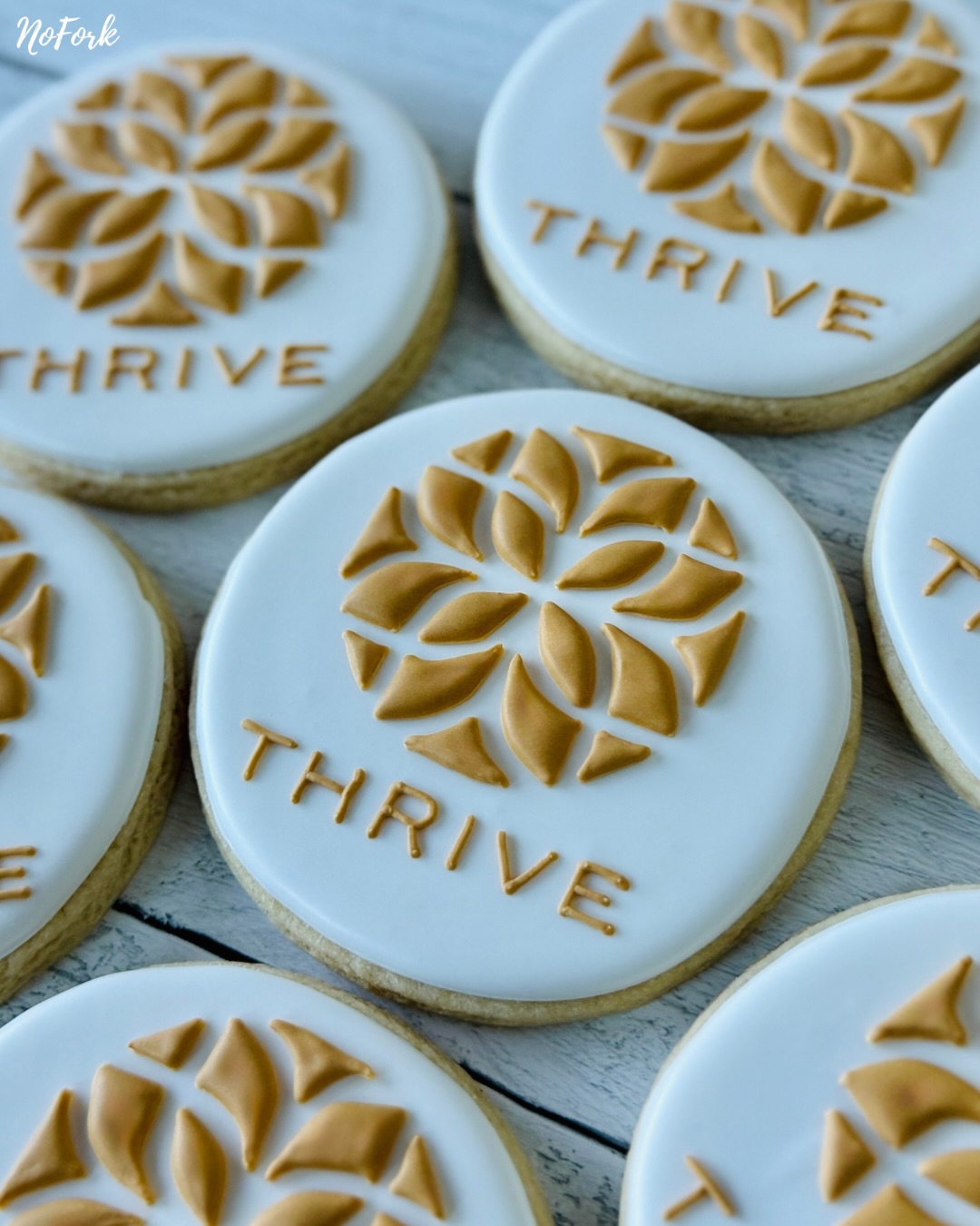 Warm shoutout to @thrive_aesthetic and their sweet staff for making patients feel their best every day 💛✨
Looking for the kindest CAE? Ask for @skinbyaly💗
Looking for your business logo on cookies? You already found your girl right here🙋🏻♀️🍪
#nofork #celebratingmadeeasy #eatwithyourhands #noutensilsrequired #custombakery
