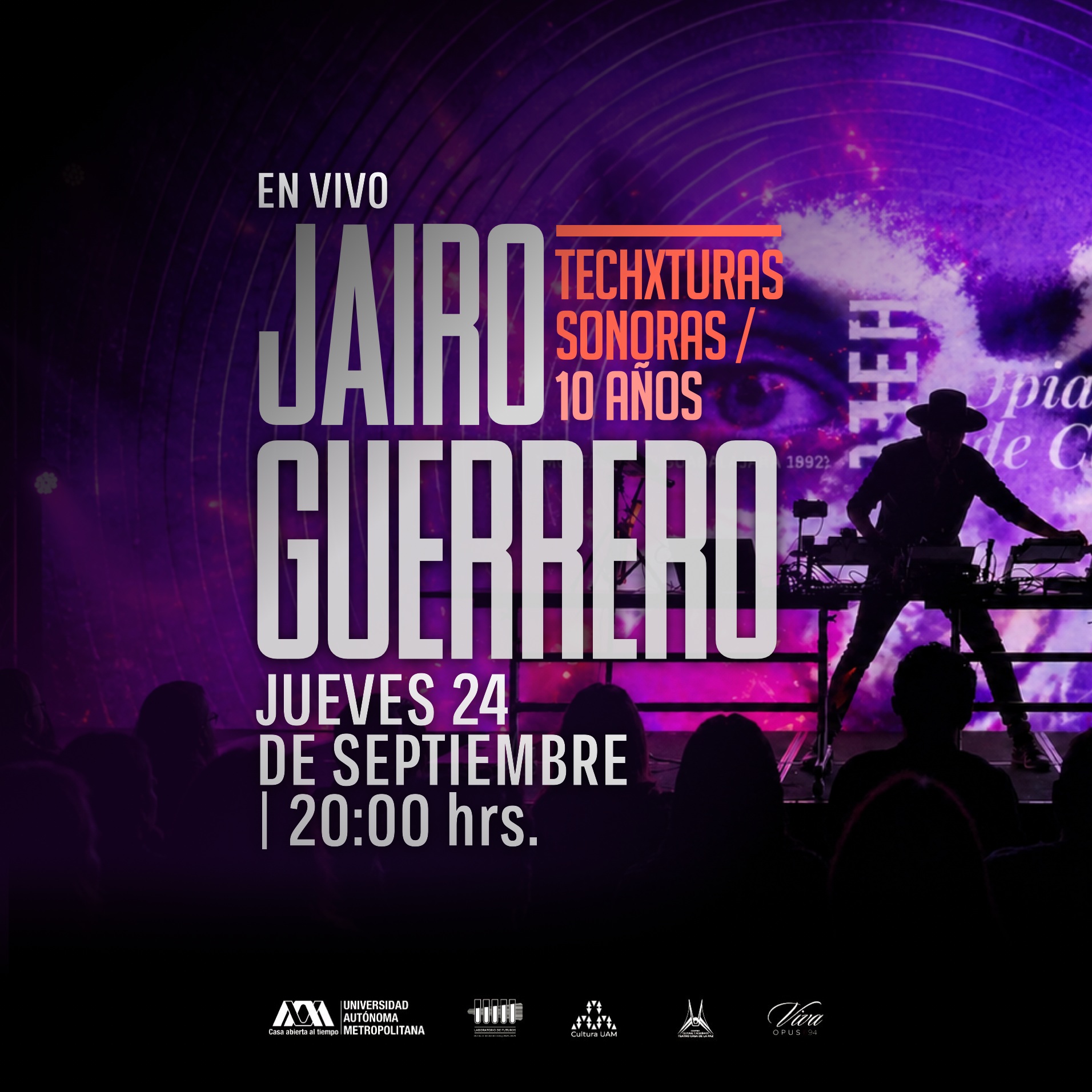 TECHXTURAS SONORAS CUMPLE 10 AÑOS.
Durante una década, Techxturas Sonoras ha rendido homenaje a la memoria literaria de México, llevando la palabra a un territorio poco habitual: el de la música electrónica.
Creado por Jairo Guerrero en 2016, Techxturas Sonoras es el único proyecto de su tipo en México y Latinoamérica, construyendo puentes entre la obra de autoras y autores fundamentales de la literatura mexicana de los siglos XIX y XX y la sonoridad electrónica.
Diez años después de su primera presentación, el proyecto celebra este recorrido con una función especial y de formato extendido en el Teatro Casa de la Paz, que reunirá algunas de las piezas desarrolladas durante su trayectoria, nuevos momentos escénicos y la participación de artistas invitadas.
Una celebración de diez años haciendo sonar de otra manera la memoria literaria de México.
📍 Teatro Casa de la Paz
📅 Jueves 24 de septiembre de 2026
🕗 20:00 H
🎟️ Cuota de recuperación: $180 MXN
Comunidad UAM, INAPAM, estudiantes y personal docente: $90 MXN
-
Boletos en: TEATROCASADELAPAZ.UAM.MX
