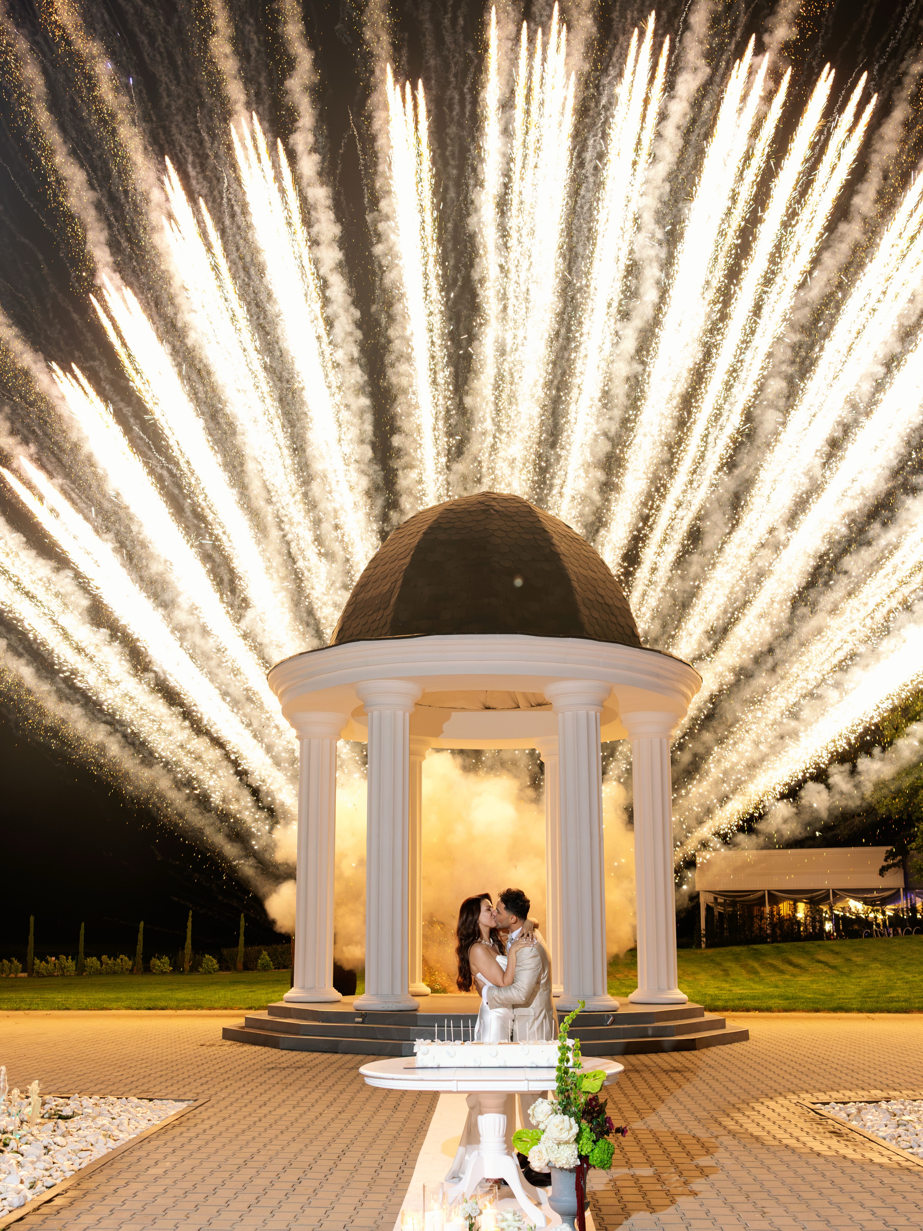 D&D
@diana.moldovan.dorus @gavrildutzu
Planning @acevents.ro
Location @symphonybythelake
Florals & Decor @kaffkaevents
Dress @divineatelier
Fireworks @adeanaevenimente6