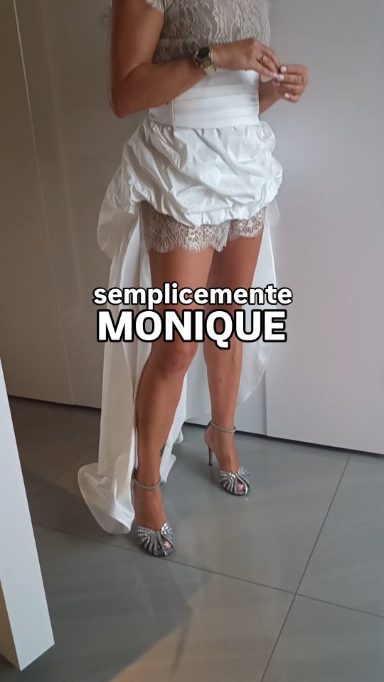 "Il matrimonio più importante? 🤍 Quello con se stessi."
A prima vista potrebbe sembrare l’abito da sposa audace per un party serale. Ma il look creato per i 50 anni di Monica Schiraldi è qualcosa di molto più profondo: è un manifesto di consapevolezza.
A cinquant'anni il bianco non è l'attesa di una promessa verso qualcun altro, ma la celebrazione della pace raggiunta con la propria anima. La capacità di guardarsi dentro, accettare ogni sfida della vita e scegliere, finalmente, se stessi. Senza avere paura di osare: non ci si veste infatti per chiedere il permesso al mondo, bensì per festeggiare la persona che si è diventati.
Buon Compleanno Monique 🥰🫂
#consapevolezza #abitobianco #sumatelier #sumdomenicomoschetta #sumiosono