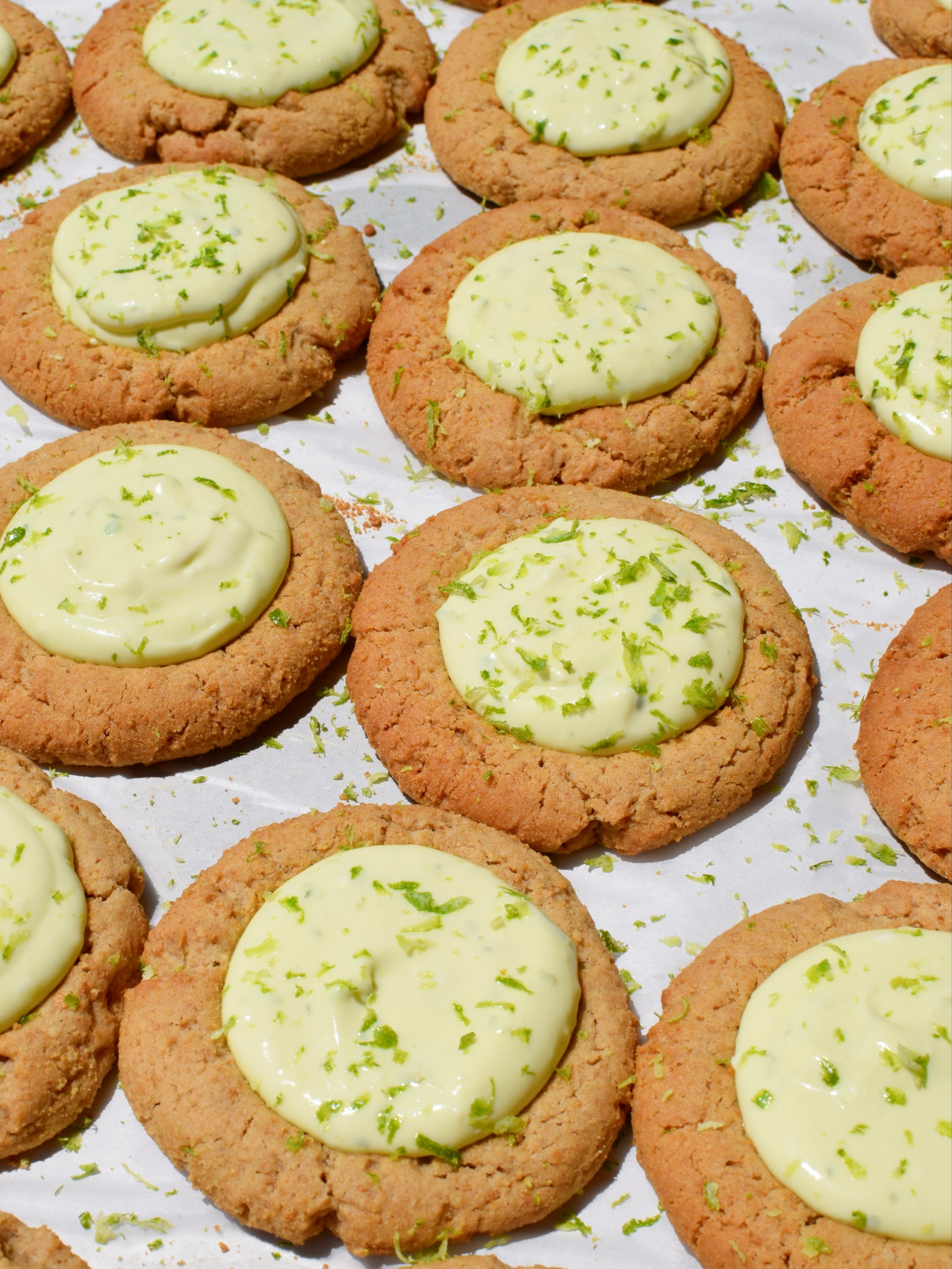 ONE WEEK until the Summer Roadtrip Pop Up! ๐ The Bakeshop will be open next Sat, Aug 22 from 10-1 with desserts representing the US states๐ฆ
โ๏ธ Some of our menu highlights include Texas Sheet Cake Brownies, Jumbo Chocolate Chip Cookies, Pineapple Upside Down Cake, Everything Bagel Cream Puffs (theyโre back!), Key Lime Pie Cookies, Pecan Praline Cookie Sandwiches, Chocolate Covered Potato Chip Macarons & SO MUCH MORE! Full menu will be posted on Wednesday. ๐ง