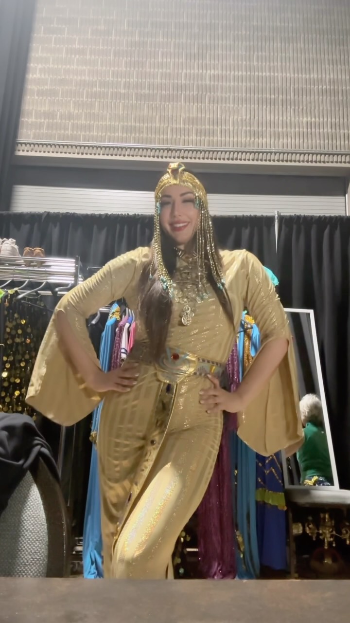 7 days, 21 shows, 84 costume changes, and unmeasurable joy performing at the @egyptianpavilion @folklorama in Winnipeg 💃😅
Grateful to be on this stage once again, alongside my wonderful dance colleagues @alaina.ravello @bruhxavier5 @meyranierodriguez and @lindseydancing ❤️ plus the great artists @alex.seveen and @hanymorgan0
Time for a little rest before heading to Calgary for the @samar_experience_yyc next weekend! ✨✨✨
#folklorama #egyptianpavilion #egyptiandance