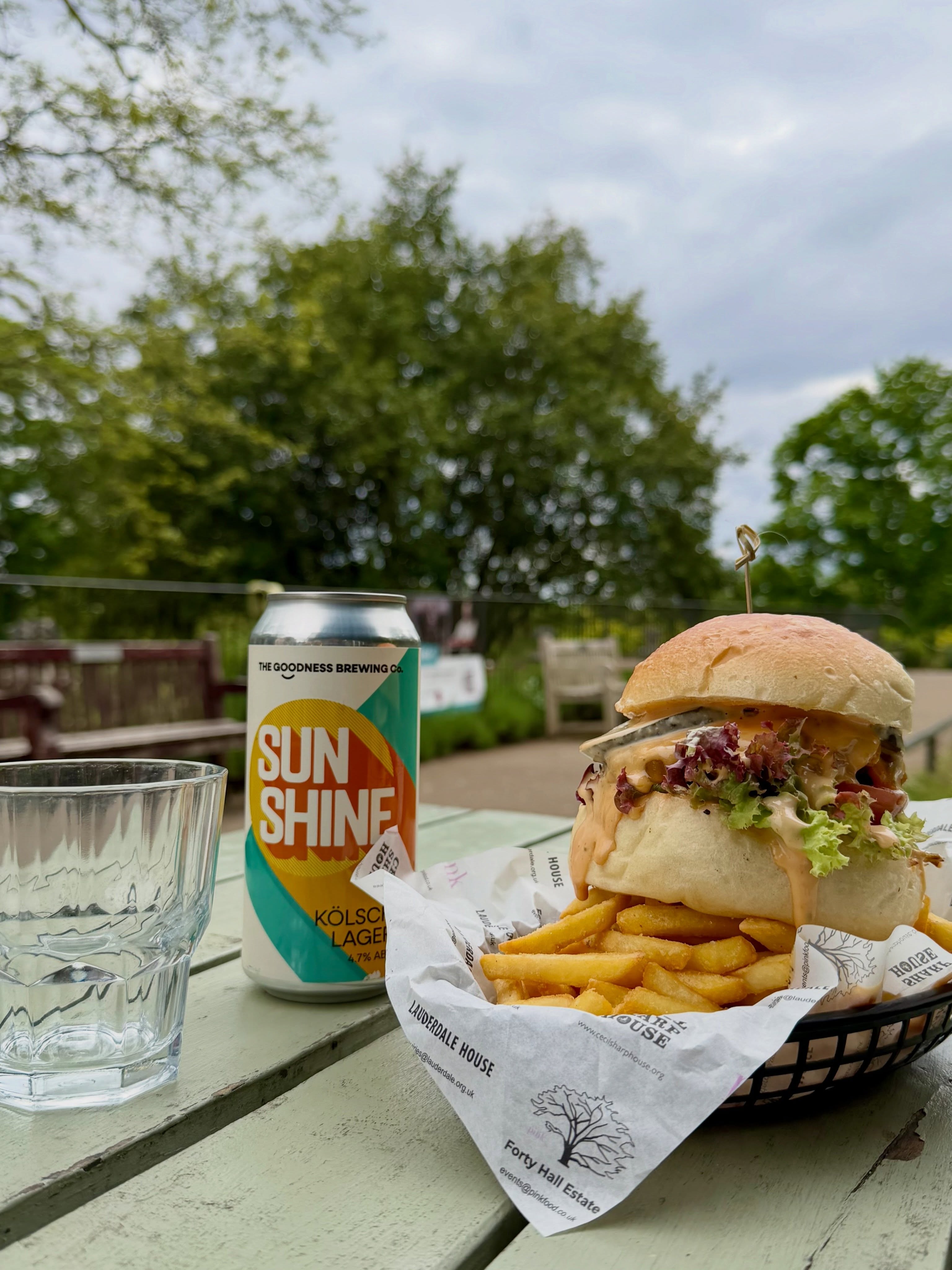 Sunday served with a side of sunshine ☀️🍔
A stacked homemade burger, crispy fries and an ice-cold beer in the garden…exactly how sunny Sundays should look.
Freshly made by our chefs, best enjoyed outside.
Who’s joining us? 🍺