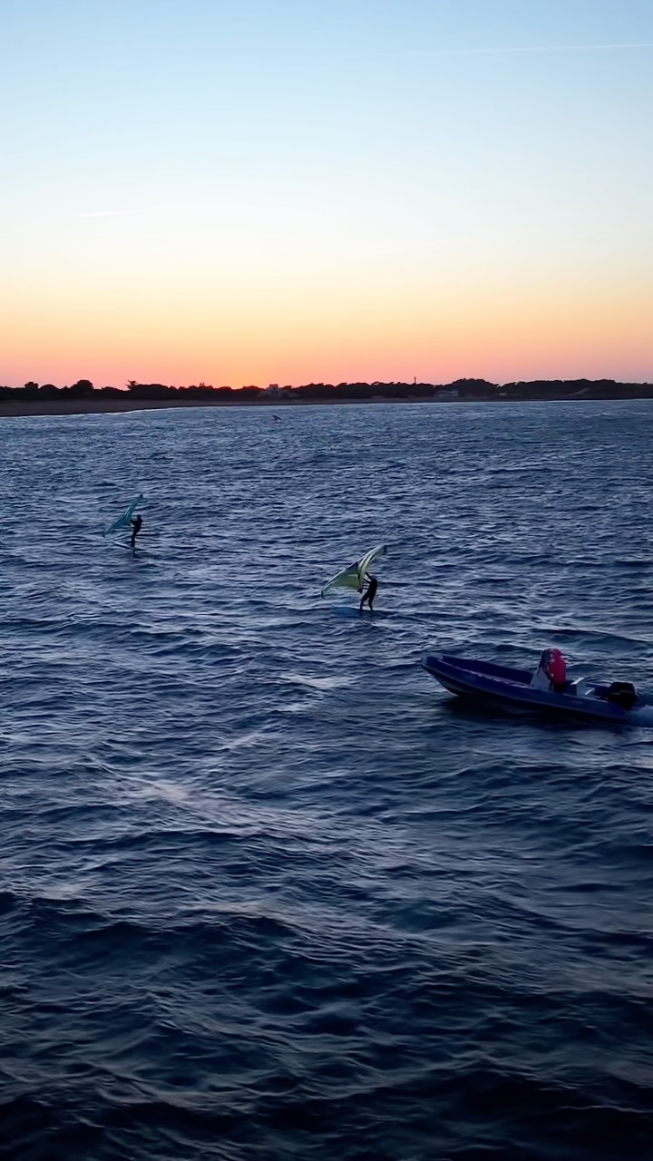 SUNSET WINGFOIL 🔥
On profite du vent jusqu’au dernier moment. Et c’est souvent magique !
Session entre potes au sunset… What else ? 😍
@iledoleron_tourisme @duotone.wing.france @duotone.foiling.france