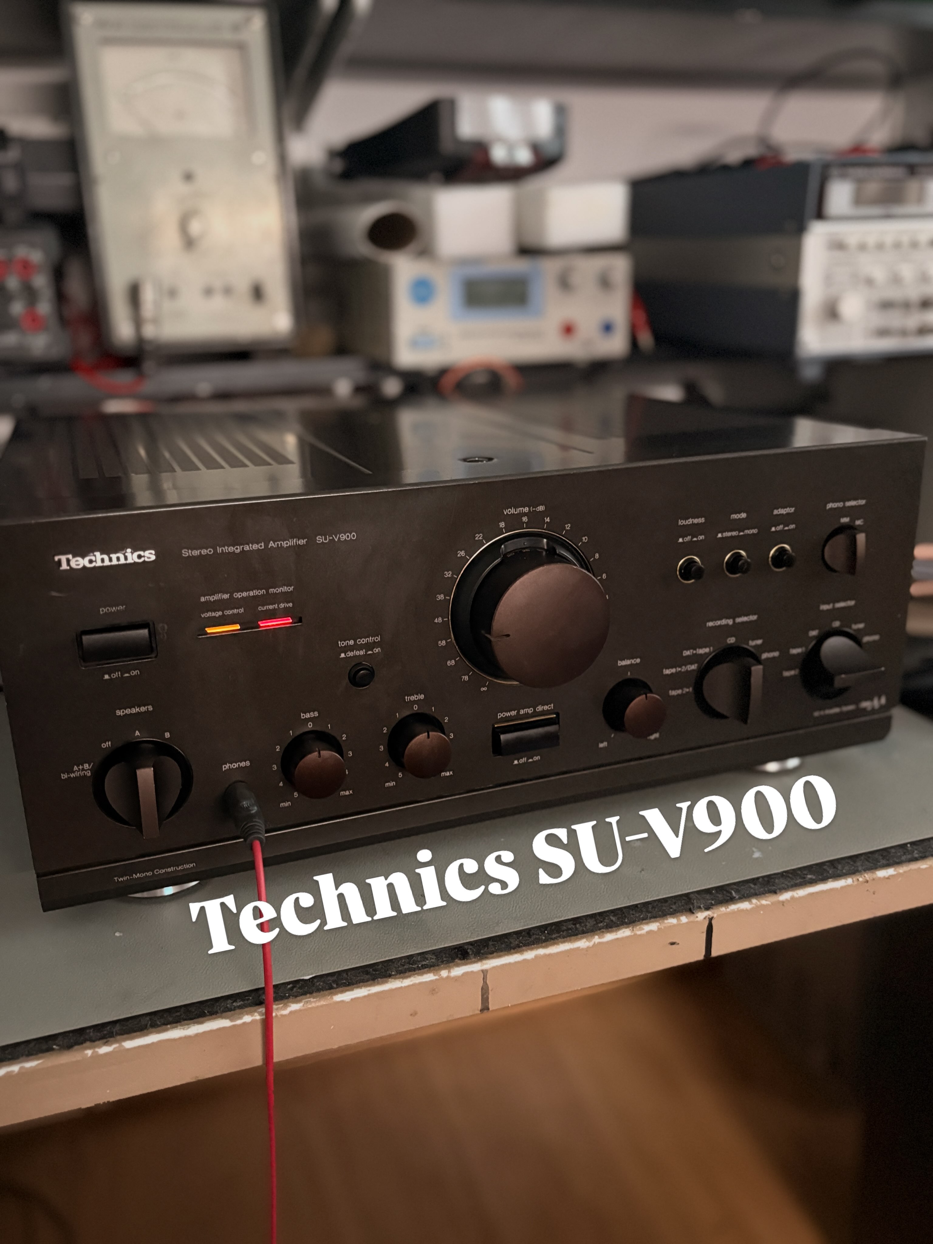 TECHNICS SU-V900… Ein langer Weg findet seinen Abschluss. 😎 Komplettes Recapping , gebrochene Leiterzüge auf der Power Amp Platine, neu eingemessen. Jetzt kann er seine Power wieder zeigen.
#vintageaudiomd #vintageaudio #vintageaudiorepair #vintagehifi #technics
