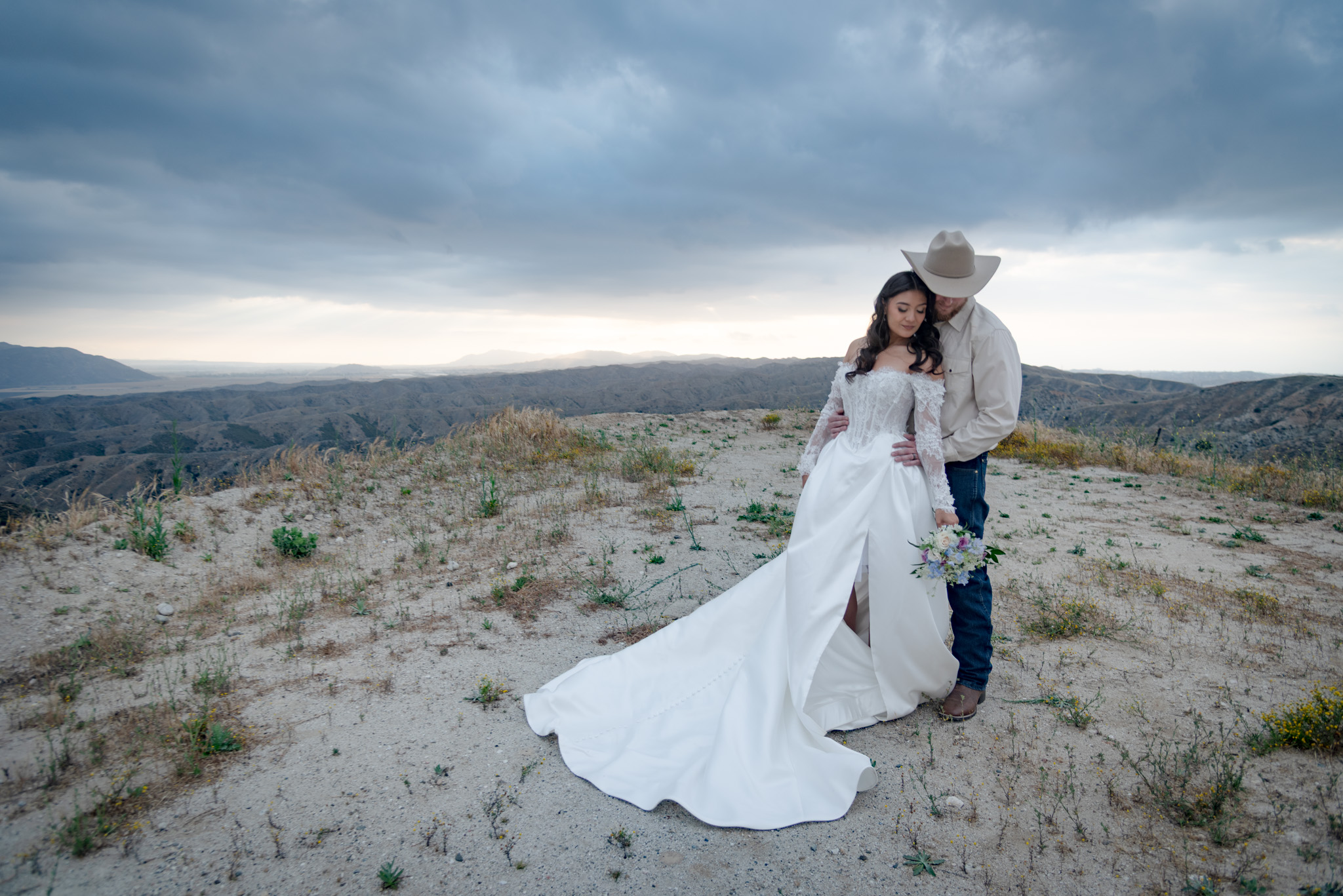 Top of the world with my favorite person. 🏔🤍 #weddingpic #weddingday #weddingphotography #weddingphotographer #wedding #brideandgroom #weddinginspiration #destinationwedding #weddingbells #destinationweddingphotographer #ovationphotographyanddesign #moutainwedding