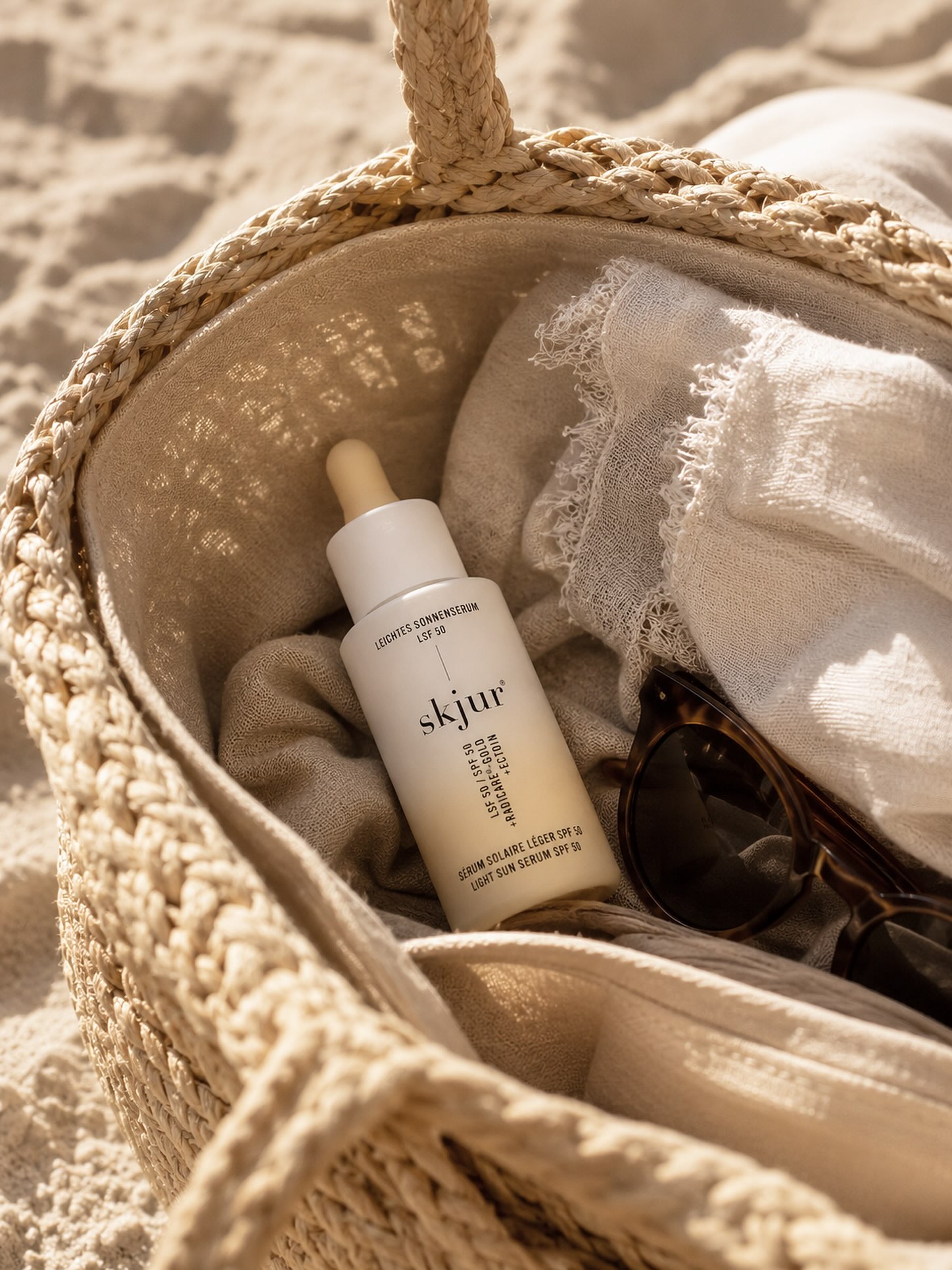 ☀️ SPF, BUT MAKE IT SKINCARE.
Sonne lieben, Haut schützen. Unser leichtes Sonnenserum LSF 50 verbindet täglichen Sonnenschutz mit Skincare und fühlt sich dabei fast schwerelos auf der Haut an.
✨ LSF 50
✨ Ectoin + RadiCare® Gold
✨ leicht, nicht fettig, nicht klebrig
High protection. Zero heavy feeling.
Jetzt auf skjur.shop entdecken. 🤍
#skjur #sonnenserum #skincare