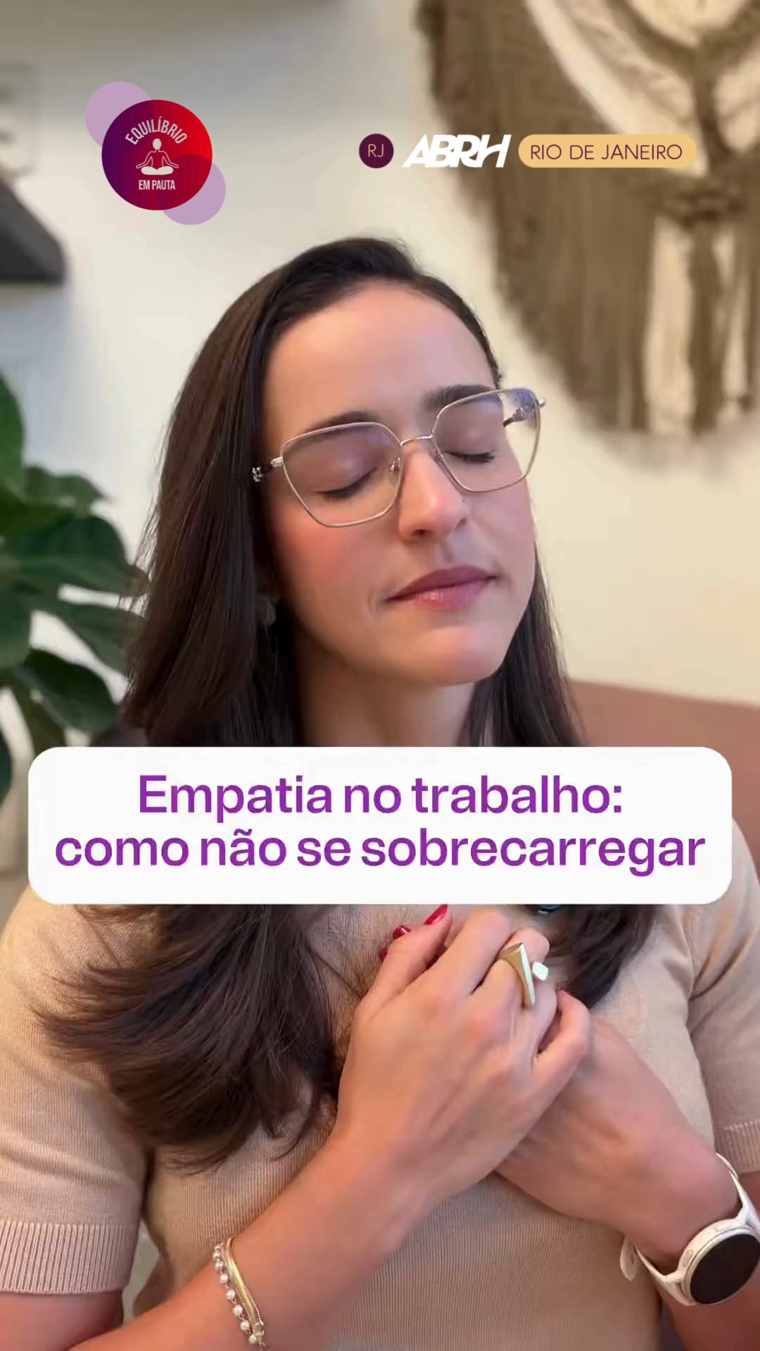 Empatia também é saber respeitar os próprios limites. 💙
No trabalho, se colocar no lugar do outro não significa sentir o que o outro sente — mas compreender, acolher e oferecer apoio sem assumir para si todas as responsabilidades.
Neste episódio do **Bem-Estar ABRH-RJ**, Raquel Moraes fala sobre como praticar a empatia no dia a dia e construir relações mais saudáveis, baseadas em escuta, apoio mútuo e respeito aos limites de cada pessoa.
Porque cuidar do outro também passa por não se sobrecarregar. 🤝
#ABRHRS #ABRHRJ #BemEstar #EmpatiaNoTrabalho #SaúdeNoTrabalho #RelaçõesHumanas #GestãoDePessoas #RH