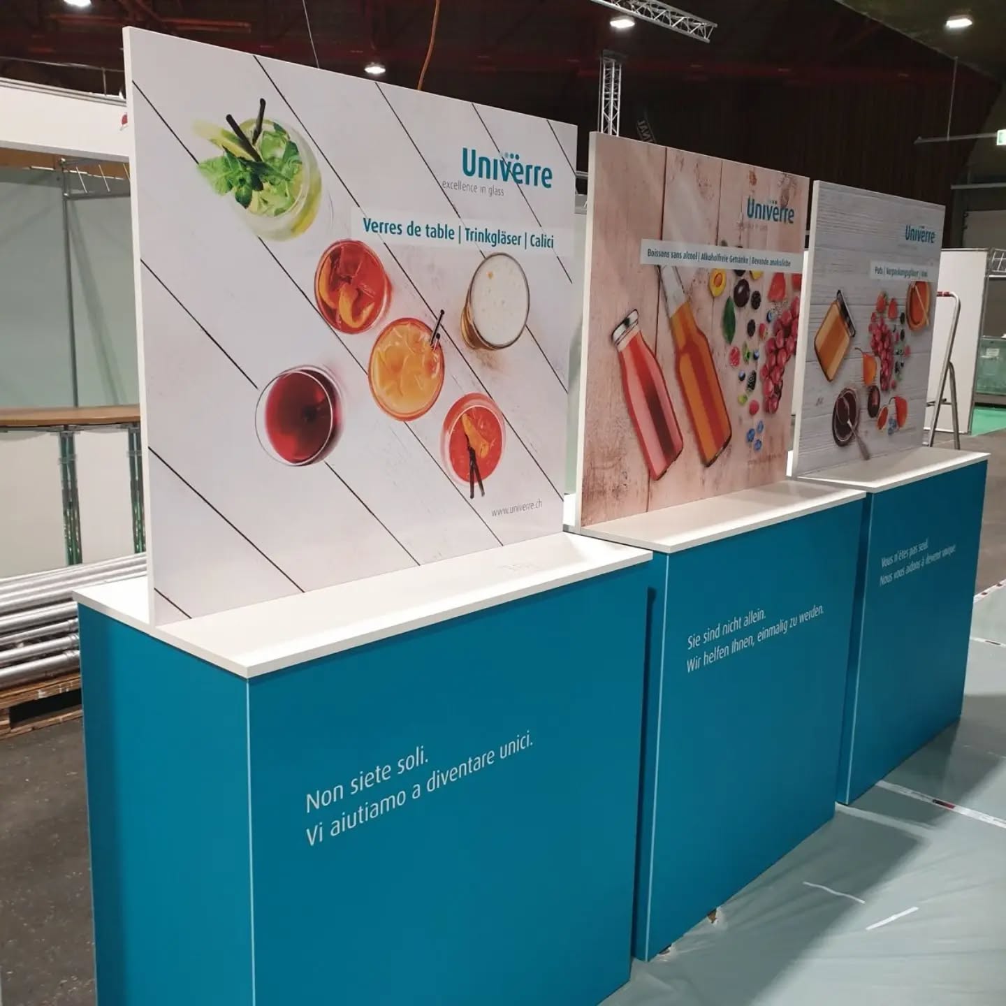 Mettez votre marque en avant, partout.
Roll-ups, desks, displays, comptoirs et autres supports de communication : équipez votre stand avec des solutions visibles, professionnelles et adaptées à votre image.
Du design à la réalisation, nous créons vos supports pour capter l’attention, renforcer votre présence et faire passer votre message en un coup d’œil.
Besoin de supports pour votre prochain événement ? Contactez-nous et donnez plus d’impact à votre espace.