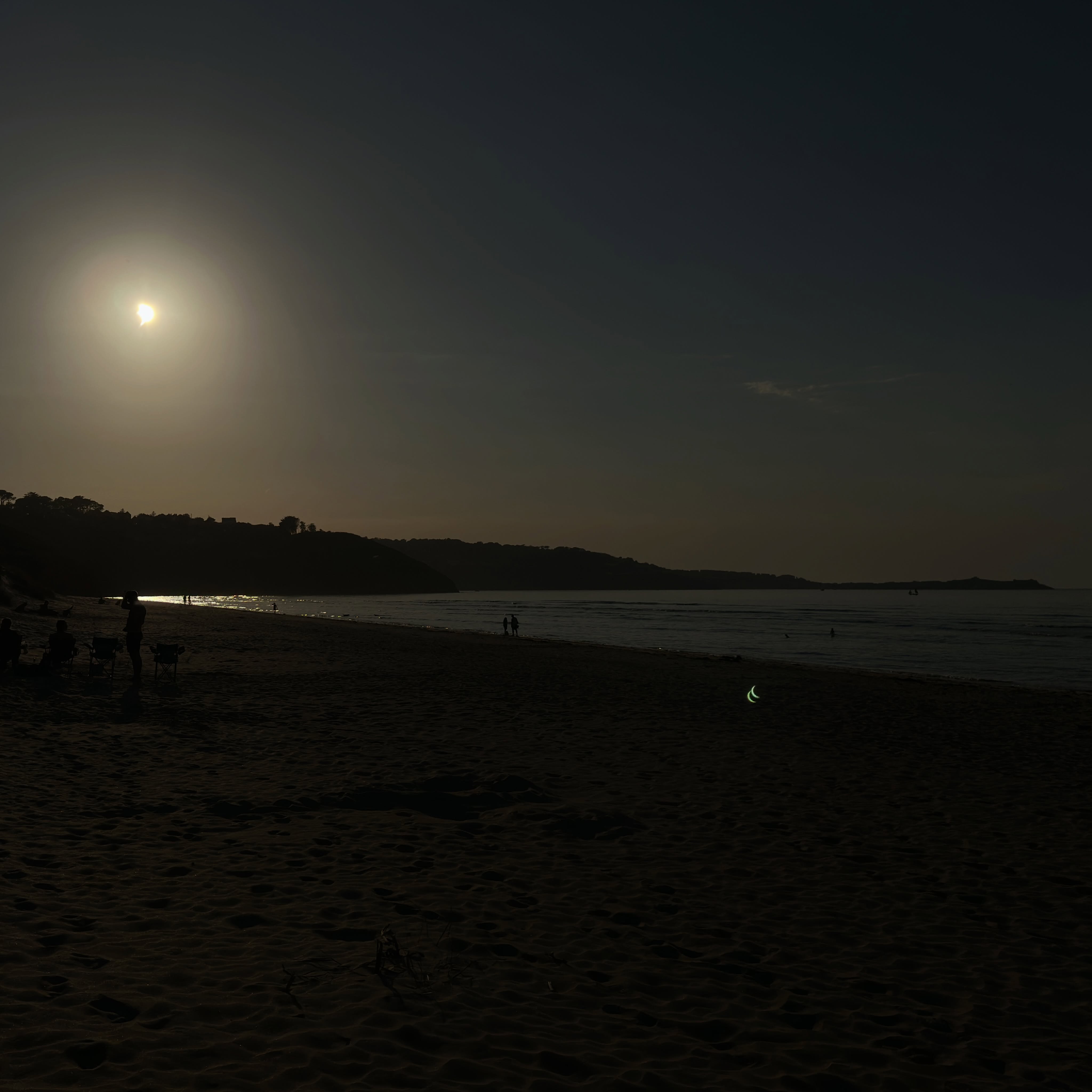Usually a lens flare in a photo is annoying. But during an eclipse they are just amazing.
#solareclipse #cornwall #stivesbay #cornishcoast #sunset
