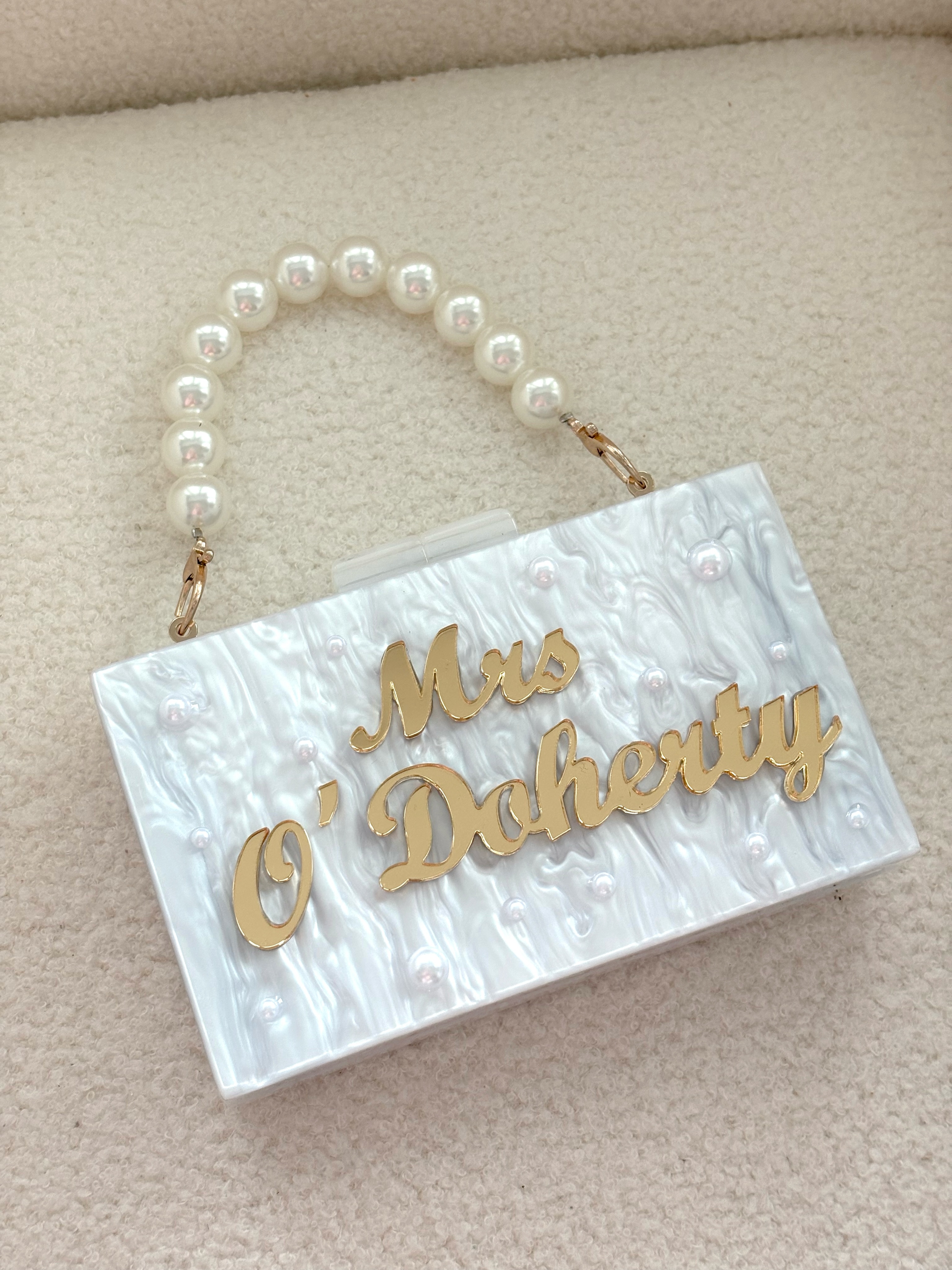 Because every bride deserves a bag as beautiful as she is 🤍✨
Personalised white marble with the prettiest pearl embellishments, the perfect finishing touch for the big day.💍