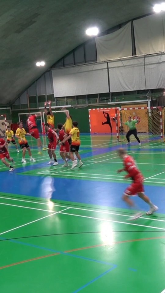 Einige Highlights aus dem gestrigen Testspiel gegen den @stvwillisau.handball 🎥
#tvsolothurn #handballschweiz #handball #trainingslager #balonmano