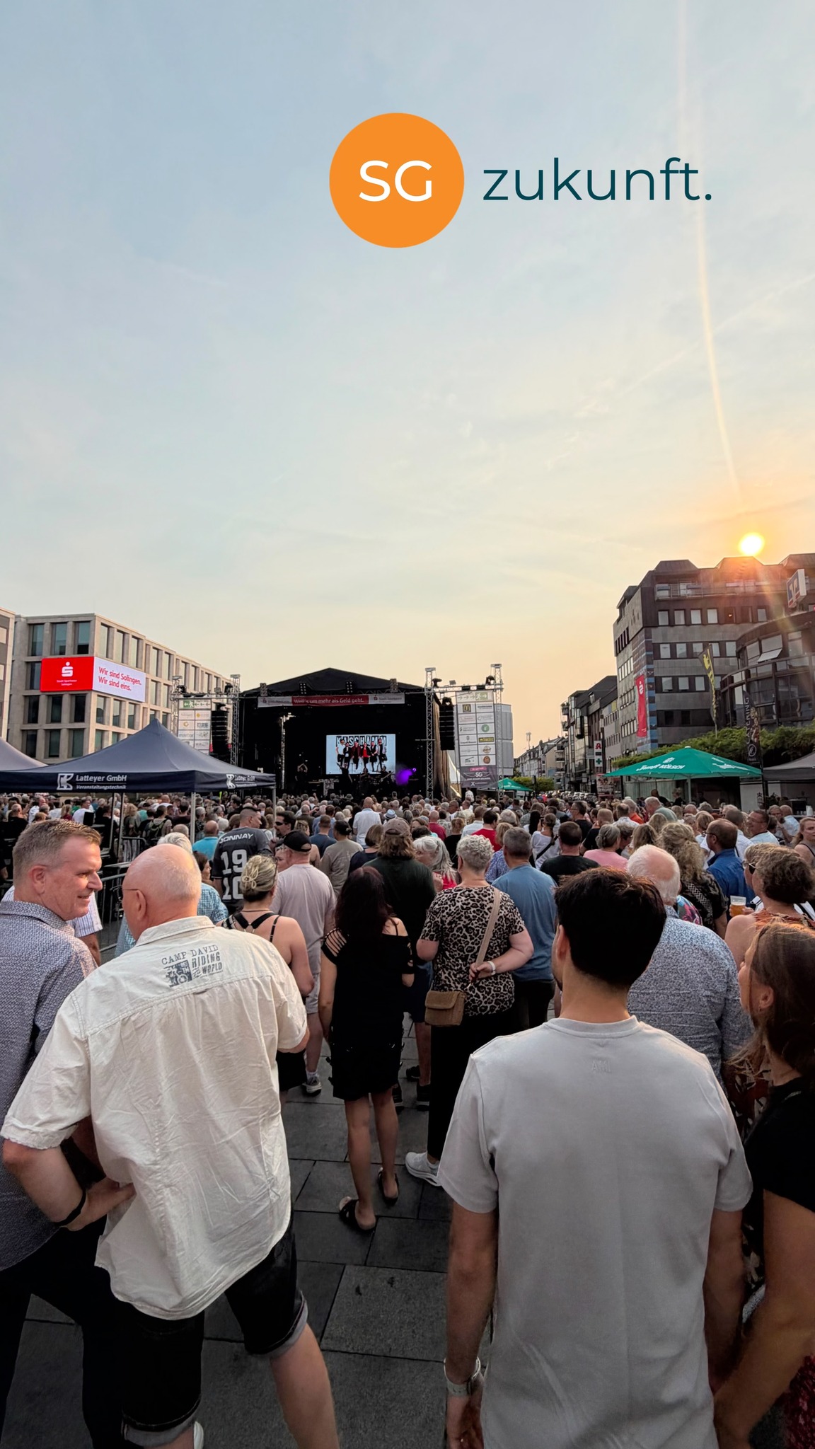 Wochenendrückblick ☀️
Die SG zukunft. war, wie viele andere Solingerinnen und Solinger auch, bei „Echt. Scharf. Solingen.“ dabei.
Eine tolle Veranstaltung mitten in Solingen, die mit Livemusik, guter Stimmung und vielen Menschen jede Menge Leben in unsere Innenstadt bringt.
Danke an alle, die dieses schöne und unbeschwerte Feiern möglich machen!
Wir freuen uns schon aufs nächste Mal. 🧡
