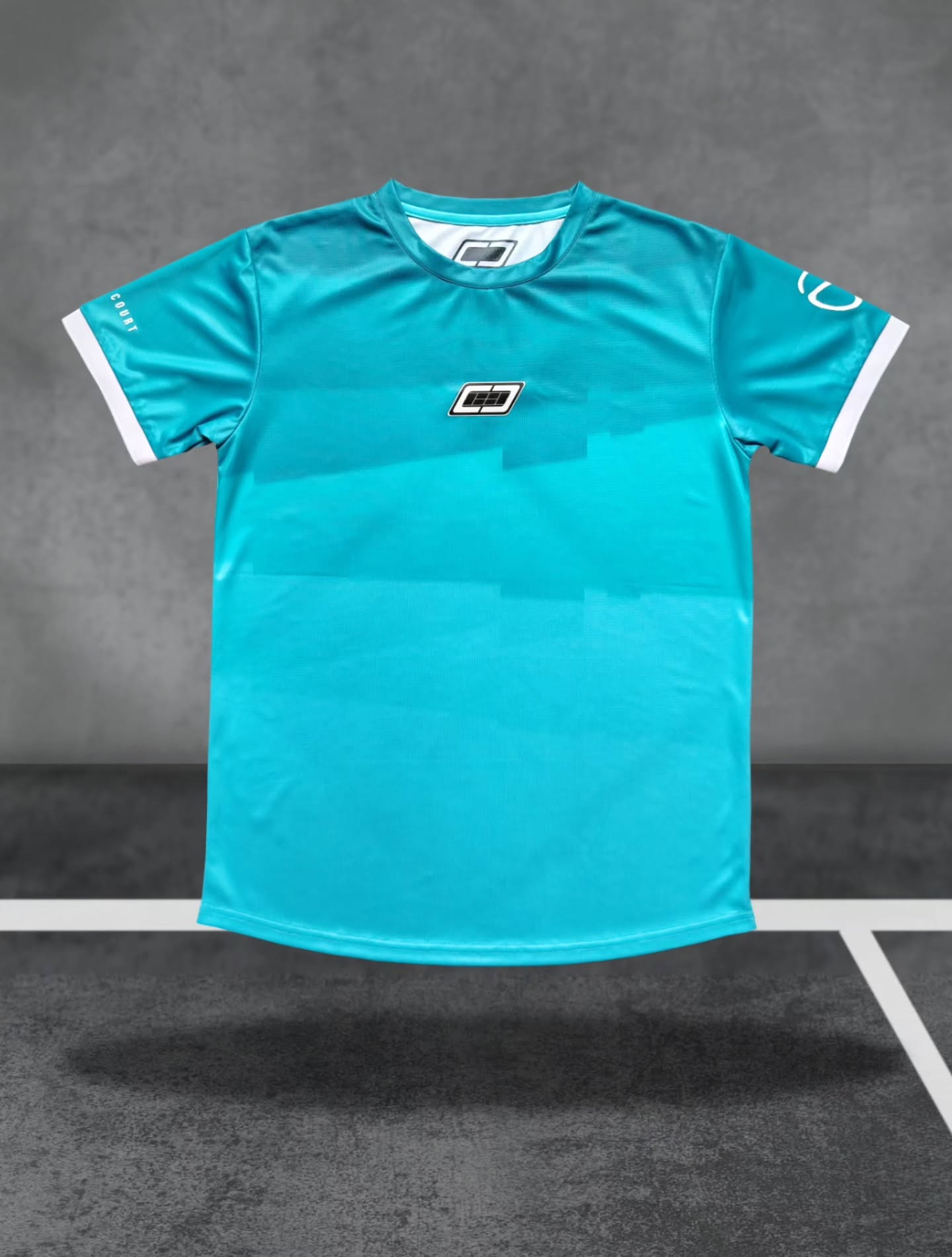 CENTRE COURT X @alius_ytb : LE HAUT TECHNIQUE 🤟
Conçu avec des matériaux légers et respirants, ce haut technique évacue la transpiration et garde le corps au sec. Le logo "ALIUS " apparaît pour la première fois sur une tenue technique, et un clin d'œil à sa performance se cache à l'intérieur du col. La finition manche polo contrastée parfait ce nouveau style.
Afin de célébrer la barre des 20 000 abonnés sur sa chaîne Youtube, nous avons décidé de marquer le coup en créant, en collaboration avec Alius, sa première tenue technique signature.
Ce kit parfait, aussi bien technique qu'esthétique, met en avant un design ambitieux tout en dégradé, ainsi que la couleur fetiche du joueur//youtubeur : le turquoise.
🚨 EXCLUSIVEMENT EN PRÉCOMMANDE SUR NOTRE SITE 🚨.
(Livraison entre fin septembre et début octobre)
CENTRE COURT s'associe au projet d'Alius, qui a décidé de se consacrer au tennis à 100% dès la rentrée en intégrant un programme pro.
Ce programme a évidemment un coût et nous avons décidé de lui créer des pièces uniques à cette occasion.
Pour chaque pièce précommandée, 5 € seront reversés dans la cagnotte qui servira à financer son courageux projet, le projet d'une vie. Il vous explique tout en détail dans cette vidéo : https://youtu.be/Qo9fWkbpw04?si=WpsmA3FV7g0gyb_g.
---------------------🎾🎸--------------------------
SHOP NOW :
www.centrecourt-tennisapparel.com
ROCK'N'ROLL TENNIS IS NOT DEAD 🎾🎸
CENTRE COURT EST UNE MARQUE FRANÇAISE 🇫🇷