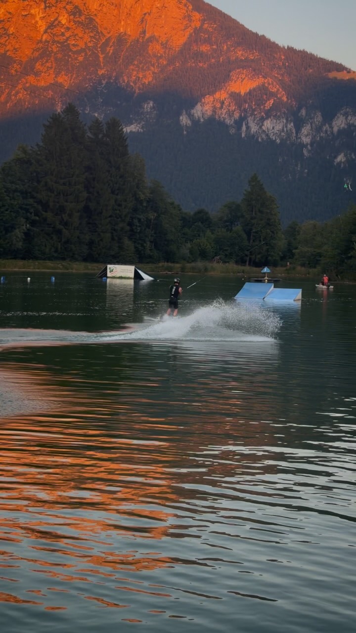 This is what we call an evening set up 🧡😮💨
#cableski #waterski #jump #session #training