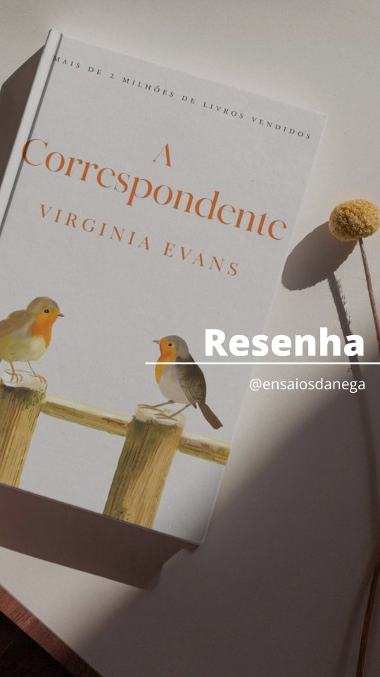 Eu fiquei pensando em quantas coisas a gente só consegue dizer quando ninguém está olhando. Talvez por isso A Correspondente, de Virginia Evans, tenha me tocado tanto.
A história de Sybil Van Antwerp é contada através de cartas. Aos 73 anos, ela escreve para pessoas diferentes, mas existe uma dor que atravessa tudo: a morte de Gilbert, seu filho.
E é escrevendo que Sybil encontra um lugar para falar do que ficou guardado por tanto tempo, o luto, a saudade, a culpa, tudo aquilo que permanece quando alguém que amamos parte.
A troca de cartas com Joan Didion me emocionou especialmente, porque ali existe o reconhecimento de uma dor que não precisa ser explicada. E há também Theodore, seu vizinho, que traz outra camada da história: a possibilidade de cuidado, companhia e, aos poucos, de um novo tipo de amor.
O mais bonito é que nada disso apaga o que veio antes. O amor não substitui o luto, ele apenas abre espaço para que a vida continue existindo ao lado da ausência.
A Correspondente é um livro sobre isso: sobre como a gente carrega o que perdeu e, ainda assim, encontra formas de seguir.
Se você gosta de histórias sensíveis, escritas com delicadeza e profundidade, esse é um livro que vale muito a leitura.
#ACorrespondente #VirginiaEvans #Literatura #Livros #EnsaiosDaNega