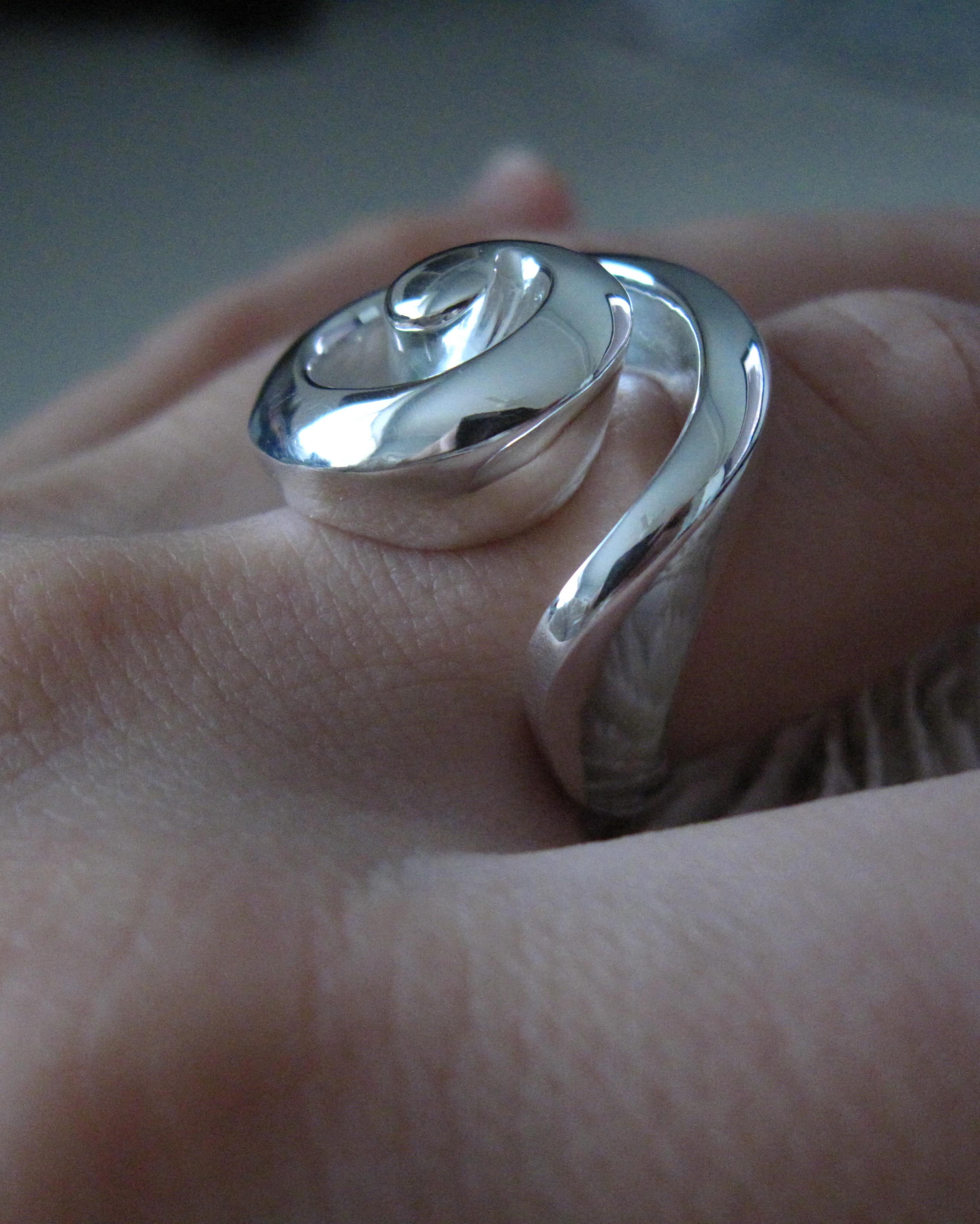 The Swirl Shell Ring- a majestic throne for your finger. This shape is perfection.
✨
Each ring is crafted one at a time, with patience and attention to detail. Message me to make it yours.
.
.
.
.
#mejiajewelry #handcraftedjewelry #longislandjeweler #summerforever