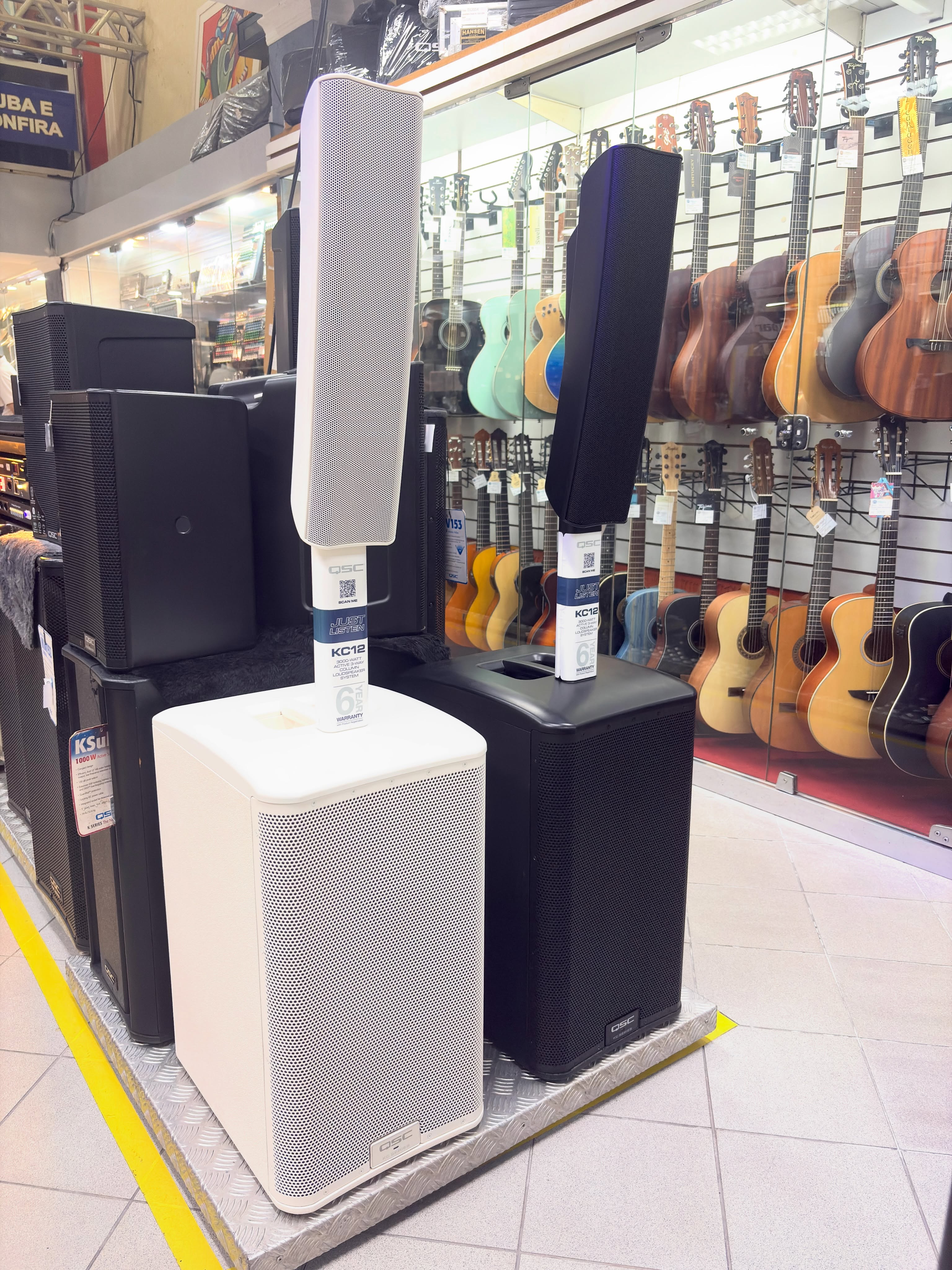 QSC KC12 | Potência, cobertura e tecnologia em um sistema premium
A QSC KC12 redefine o conceito de sistema coluna, combinando um design elegante com 3000 W de potência de pico, configuração ativa de 3 vias e impressionantes 132 dB SPL máximo.
Seu sistema reúne subwoofer de 12”, dois falantes de médios de 4” e driver de compressão de 1”, entregando graves sólidos, excelente definição vocal e resposta equilibrada em toda a faixa de frequência.
✅ Potência de pico de 3000 W
✅ SPL máximo de 132 dB
✅ Cobertura ampla de 145° H × 35° V
✅ Tecnologia QSC LEAF™ Waveguide
✅ DSP integrado com EQ, presets, delay e reverb
✅ Bluetooth com True Wireless Stereo
✅ Entradas para microfone, linha e instrumento
Uma solução profissional para igrejas, bandas, DJs, músicos, eventos, apresentações corporativas e instalações, oferecendo alta performance sem abrir mão da praticidade e do acabamento sofisticado.
📦 Disponível à pronta entrega na Carioca Instrumentos Musicais.
Venha conhecer de perto a nova geração dos sistemas coluna QSC.
#QSC #QSCProfessional #KC12 #AudioProfissional