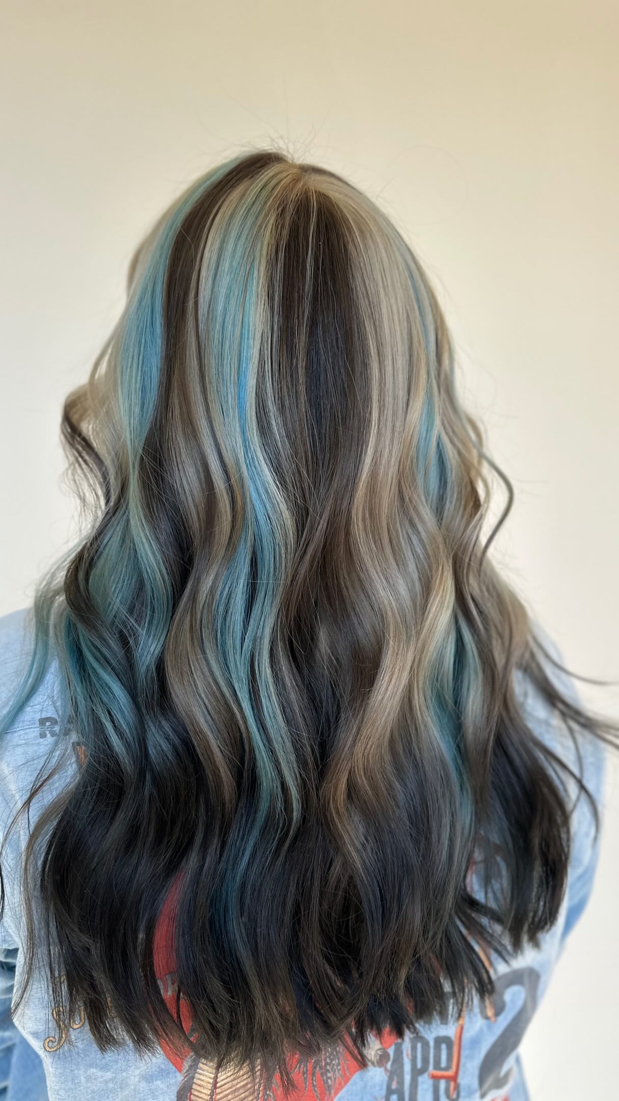 Bold contrast, major attitude. 🦋 by @beautybybecccca
#buckscounty #buckscountyhairstylist #hairtok #4you #buckshappening