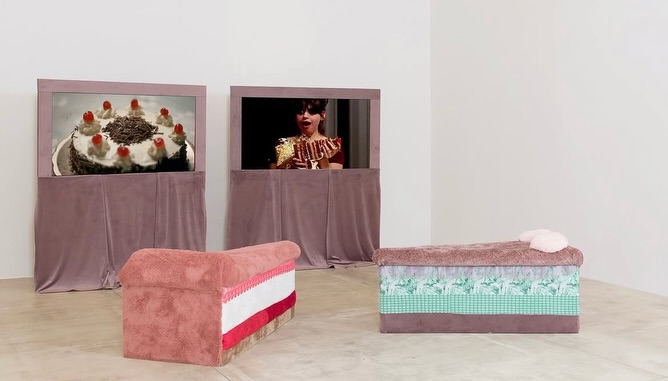 ‘LET THEM EAT CAKE’ (2026) - Bianca Kennedy
2 channel installation
16 min.
On view @galeriekrinzinger until August 29.
Courtesy of the artist and Galerie Krinzinger, photos by Carmen Alber.