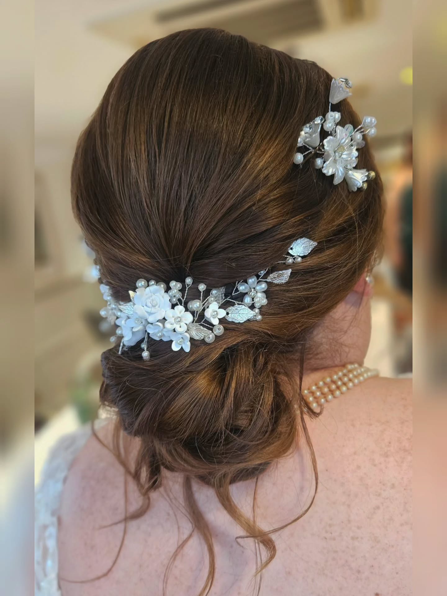 Really love this relaxed messy bridal bun 🫶🏼✨️
Working with @catherinetaylorbridalteam
#bride #explorepage #hair #hairinspo #weddingday