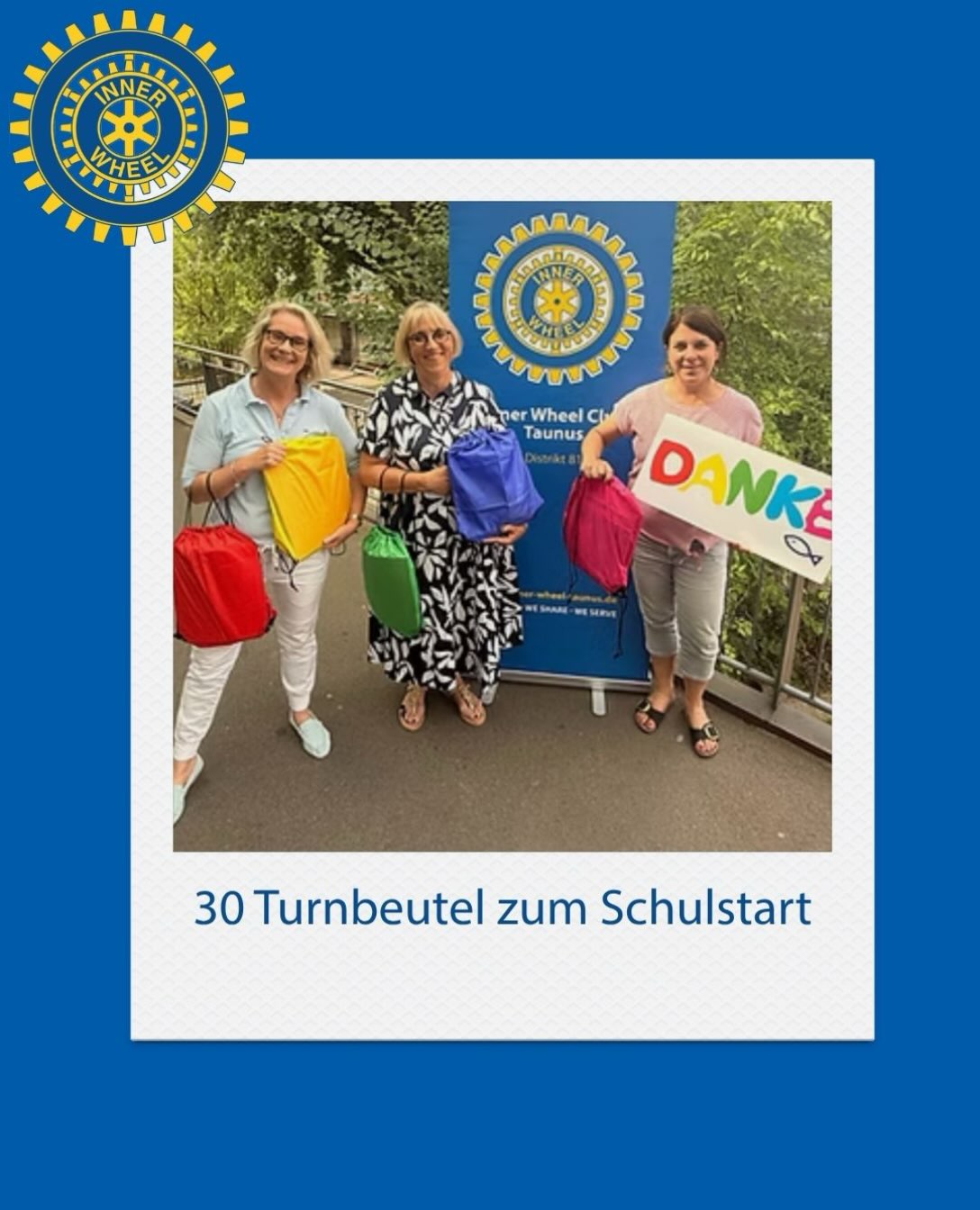 📚30 Turnbeutel zum Schulstart
Drei Tage vor dem Schulstart in Hessen haben unsere Präsidentin Sabine, Melanie und Kathrin dreißig prall gefüllte Turnbeutel an die Arche übergeben - wie in jedem Jahr rechtzeitig vor dem ersten Schultag.✏️
Bei unserer Clubfreundin Carina zu Hause wurde es noch einmal richtig bunt: Mit viel Liebe zum Detail hat sie Hefte, Buntstifte und Scheren in dreißig Turnbeutel gepackt, die in den fröhlichen Farben des Arche-Logos leuchten. So kann jedes Kind gut ausgestattet und mit einem Lächeln in den ersten Schultag starten.💙
Unsere Unterstützung der Arche ist mehr als ein Termin im Kalender:
Dreimal im Jahr sind wir fest an ihrer Seite - neben den Turnbeuteln auch mit unserer zweimal jährlichen Sammlung von Hygieneartikeln bei „Ein Teil mehr“ vor dem dm-Markt im Hessen-Center.
#InnerWheel #InnerWheelTaunus #WeShareWeServe #DieArche #schulstart