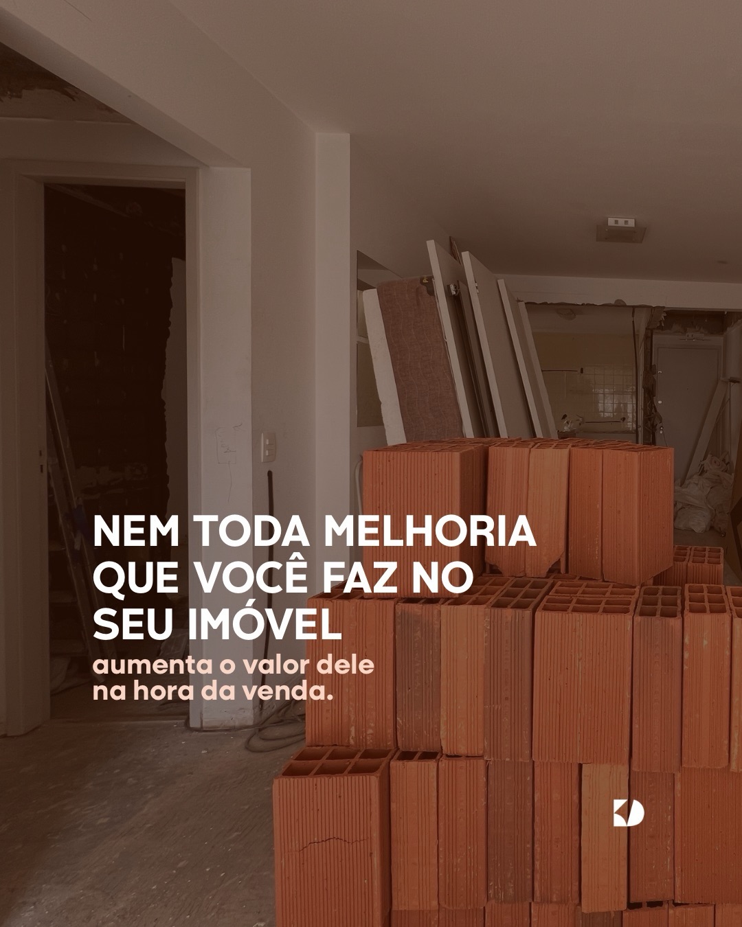 Uma das conversas mais delicadas na hora de vender um imóvel é separar o que ele custou do que o mercado reconhece como valor.
Ao longo dos anos, fazemos escolhas pensando na nossa rotina, no nosso conforto e na forma como queremos viver. E muitas delas valeram cada centavo pelo uso e pela experiência que proporcionaram durante aquele período.
O problema começa quando o proprietário acredita que todo esse investimento deve entrar na conta como se necessariamente tivesse aumentado o valor do imóvel na mesma proporção.
A reforma feita para você nem sempre corresponde ao gosto, às necessidades ou ao padrão de acabamento de quem está comprando.
Você pode, por exemplo, ter investido bastante em uma marcenaria. Mas quem visita não gosta dos puxadores, da cor ou do acabamento e já pensa em substituí-la. O investimento existiu, mas o comprador não atribui a ele o mesmo valor que você.
Na hora da venda, é preciso olhar para o apartamento por uma nova perspectiva: o que hoje é percebido como diferencial, o que aumenta a atratividade e o que teve seu retorno principalmente durante os anos de uso.
É essa leitura que ajuda a construir uma estratégia de preço mais coerente com o mercado.
Você já visitou um imóvel em que o proprietário valorizava muito uma reforma ou melhoria que, para você, não fazia diferença na compra?
Se você está pensando em vender seu imóvel no Itaim, vamos conversar sobre como posicioná-lo no mercado.