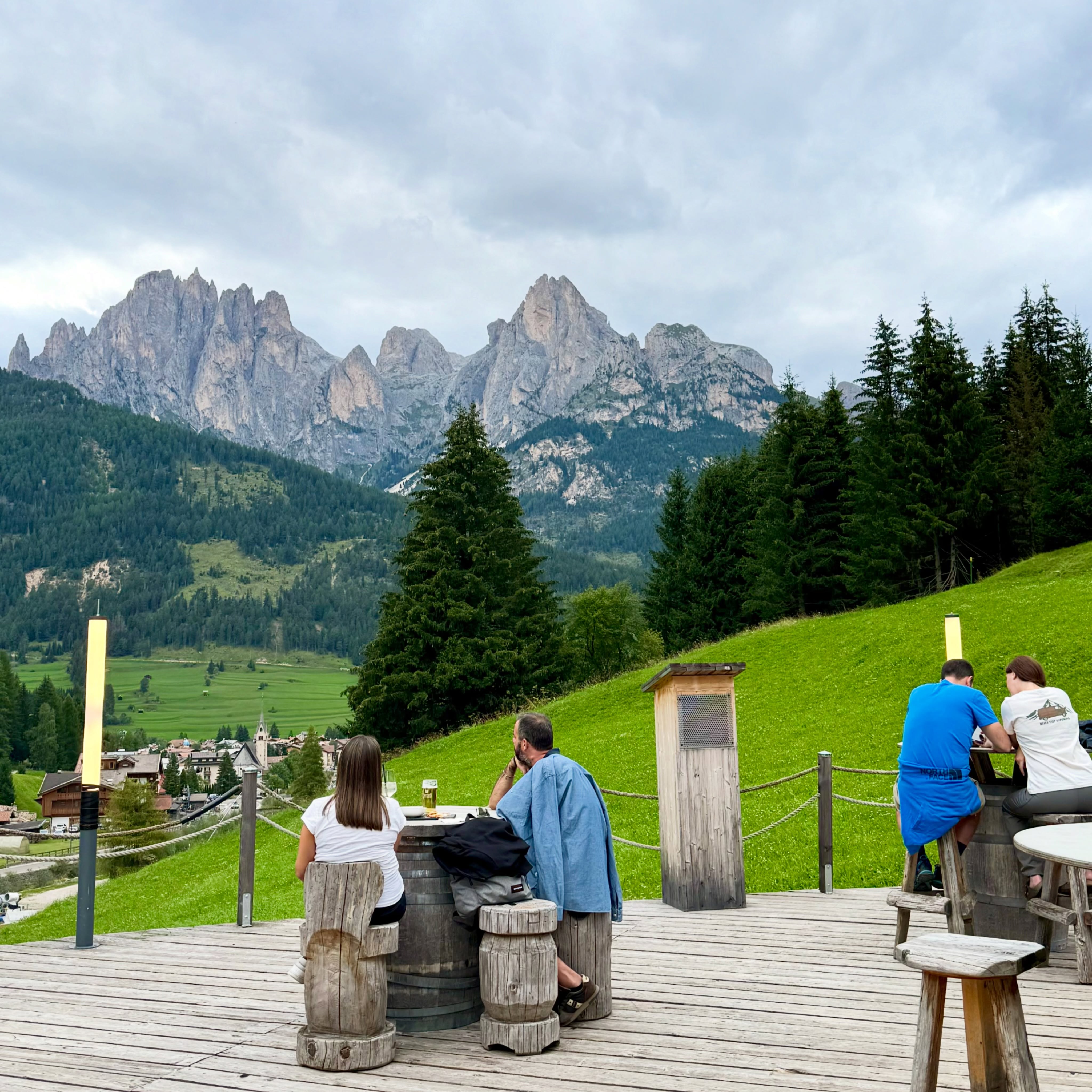 Il problema dell’aperitivo al Geyser?
Che poi non hai più voglia di andare via. 👀🍹
Un tavolo in terrazza, qualcosa da bere, le Dolomiti davanti e il resto può aspettare.
A pochi passi dal centro di Pozza di Fassa.
A chilometri dal caos. ⛰️
La terrazza ti aspetta.
Il tavolo, meglio prenotarlo. 😉
🔗 Prenotazioni dal link in bio
#dolomitesgeyser
Pozza di Fassa
Ristorante
Apres Ski